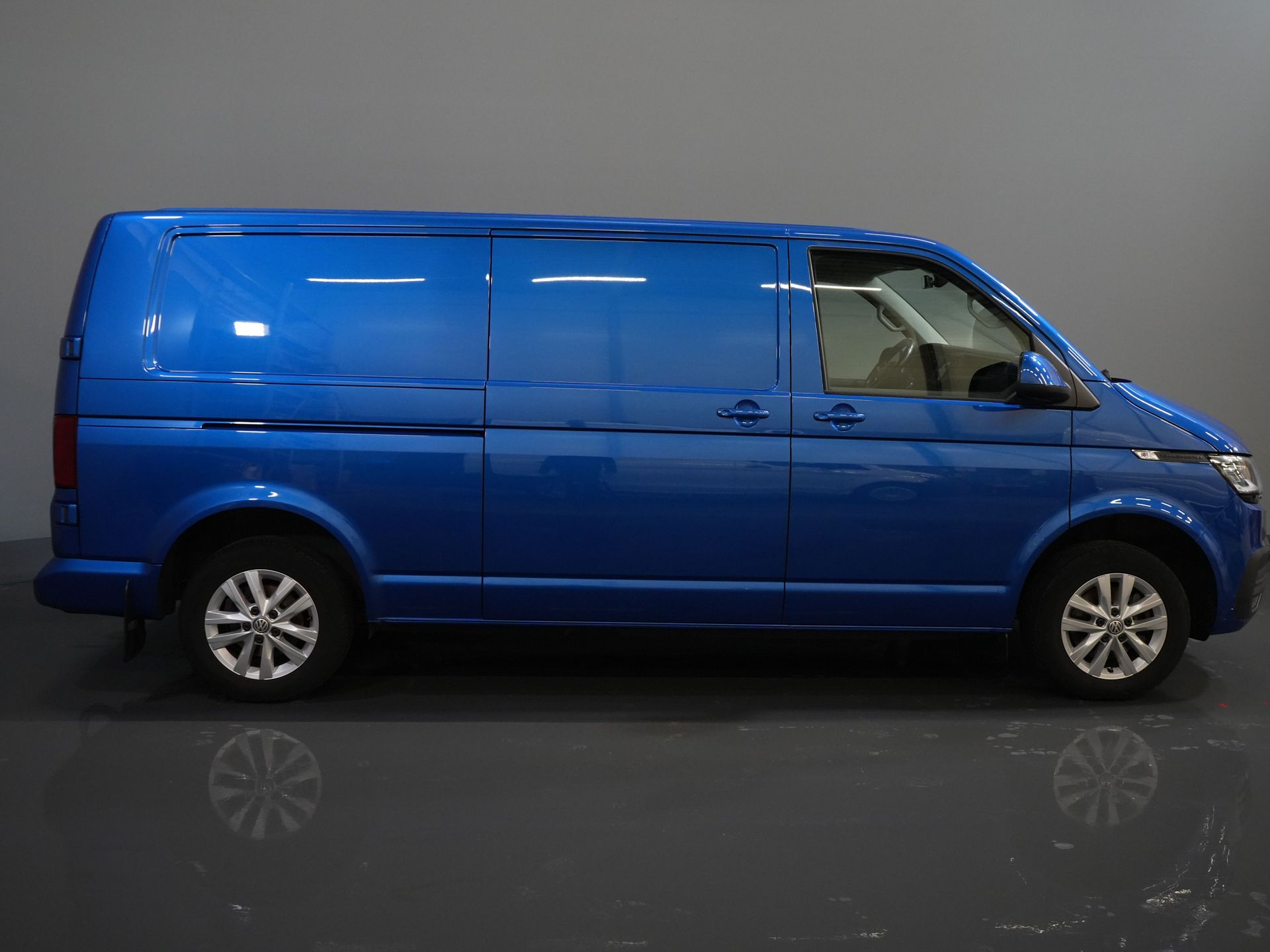Volkswagen Transporter Van T6.1 2.0 TDI 150 KM L2 DSG Aut. Highline BPM GRATIS! Adapt.Cruise/ 2.5t Hak holowniczy/ Ogrzewanie podłogowe/ Seatverw./ LED/ Carplay/ Navi/ Cam