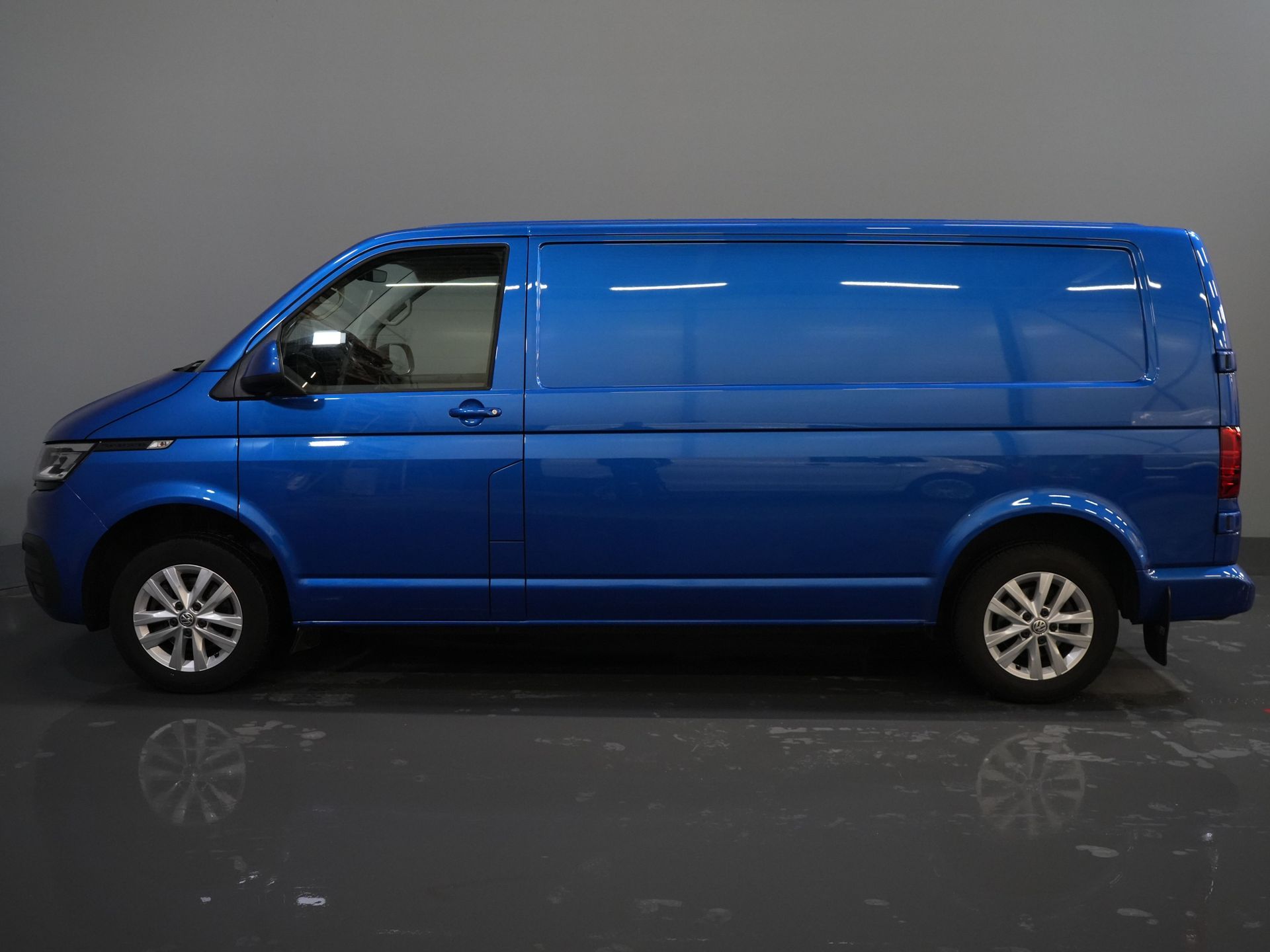 Volkswagen Transporter Van T6.1 2.0 TDI 150 KM L2 DSG Aut. Highline BPM GRATIS! Adapt.Cruise/ 2.5t Hak holowniczy/ Ogrzewanie podłogowe/ Seatverw./ LED/ Carplay/ Navi/ Cam