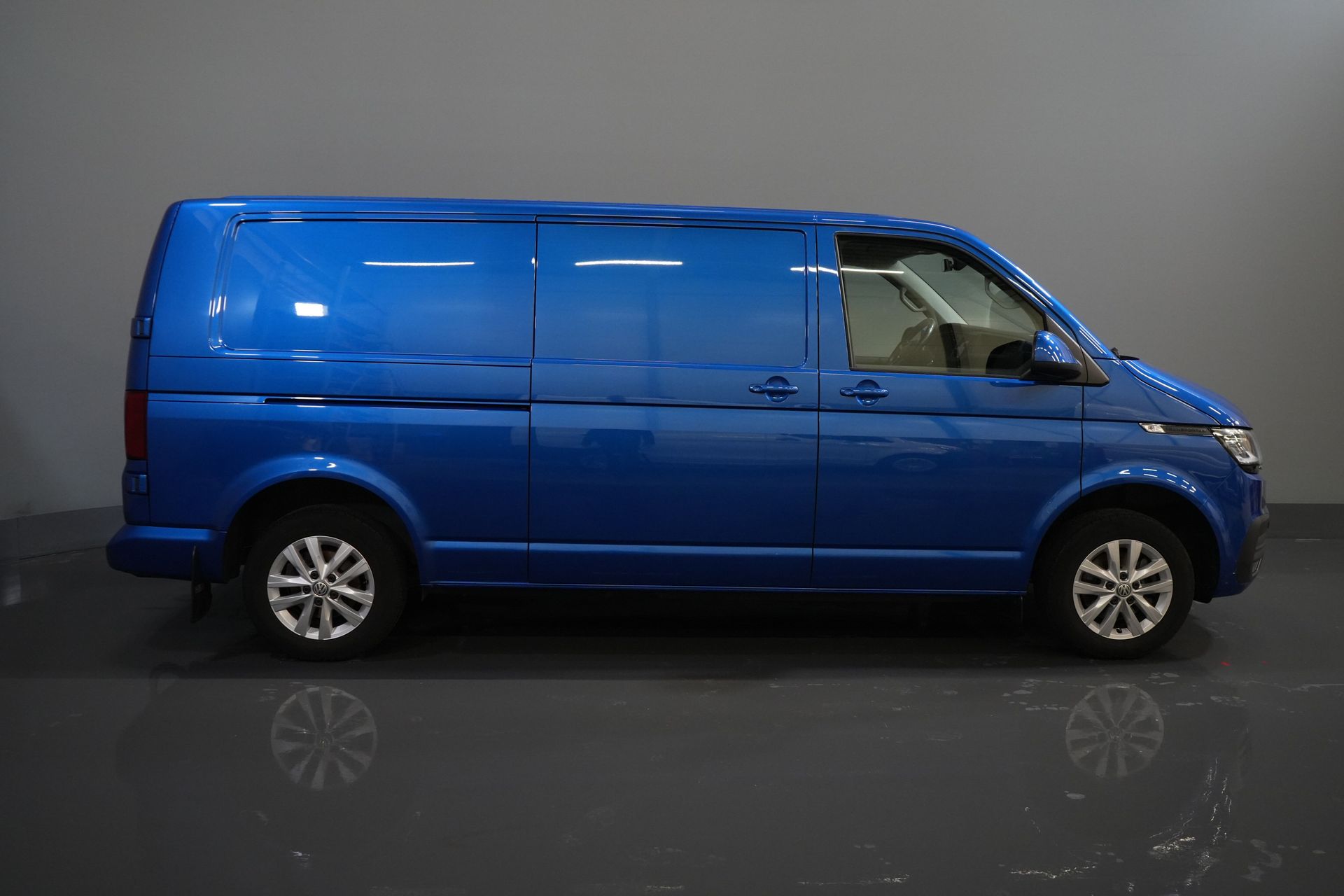Volkswagen Transporter Van T6.1 2.0 TDI 150 hp L2 DSG Aut. Highline BPM FREE! Adapt.Cruise/ 2.5t Towbar/ Stand heater/ Seatverw./ LED/ Carplay/ Navi/ Cam