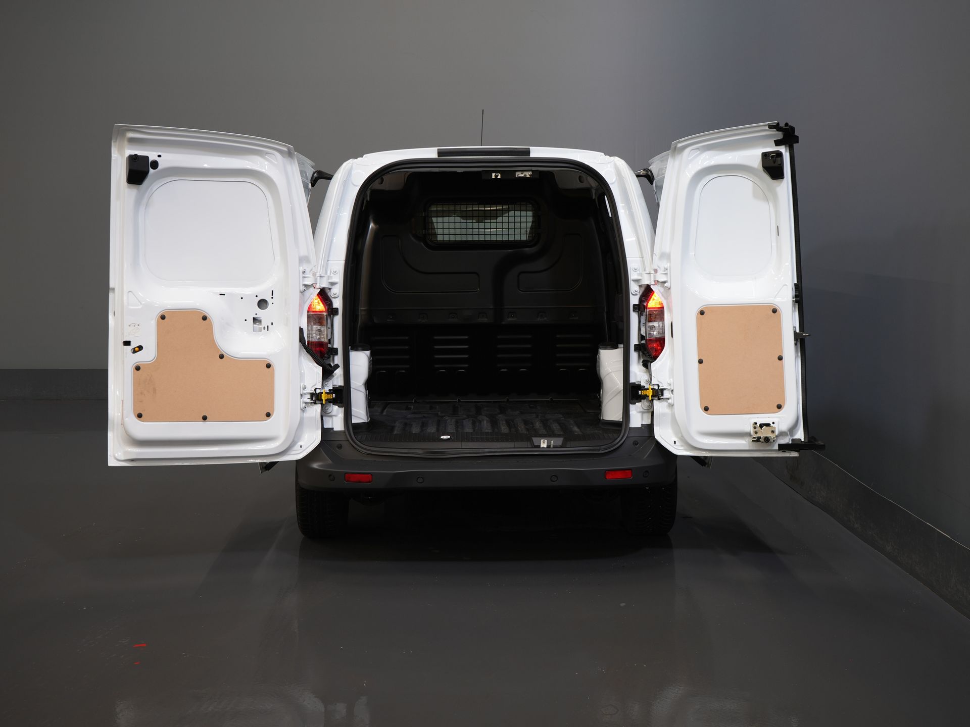 Ford Transit Courier Bestelbus 1.5 TDCI BPM VRIJ! NL Auto/ 2xSchuifdeur/ Carplay/ Airco/ PDC/ Cruise