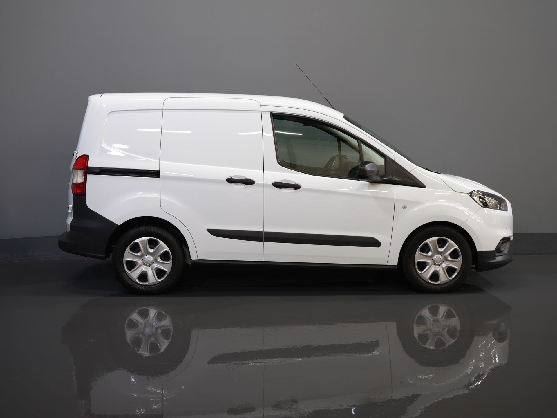 Ford Transit Courier Bestelbus 1.5 TDCI BPM VRIJ! NL Auto/ 2xSchuifdeur/ Carplay/ Airco/ PDC/ Cruise