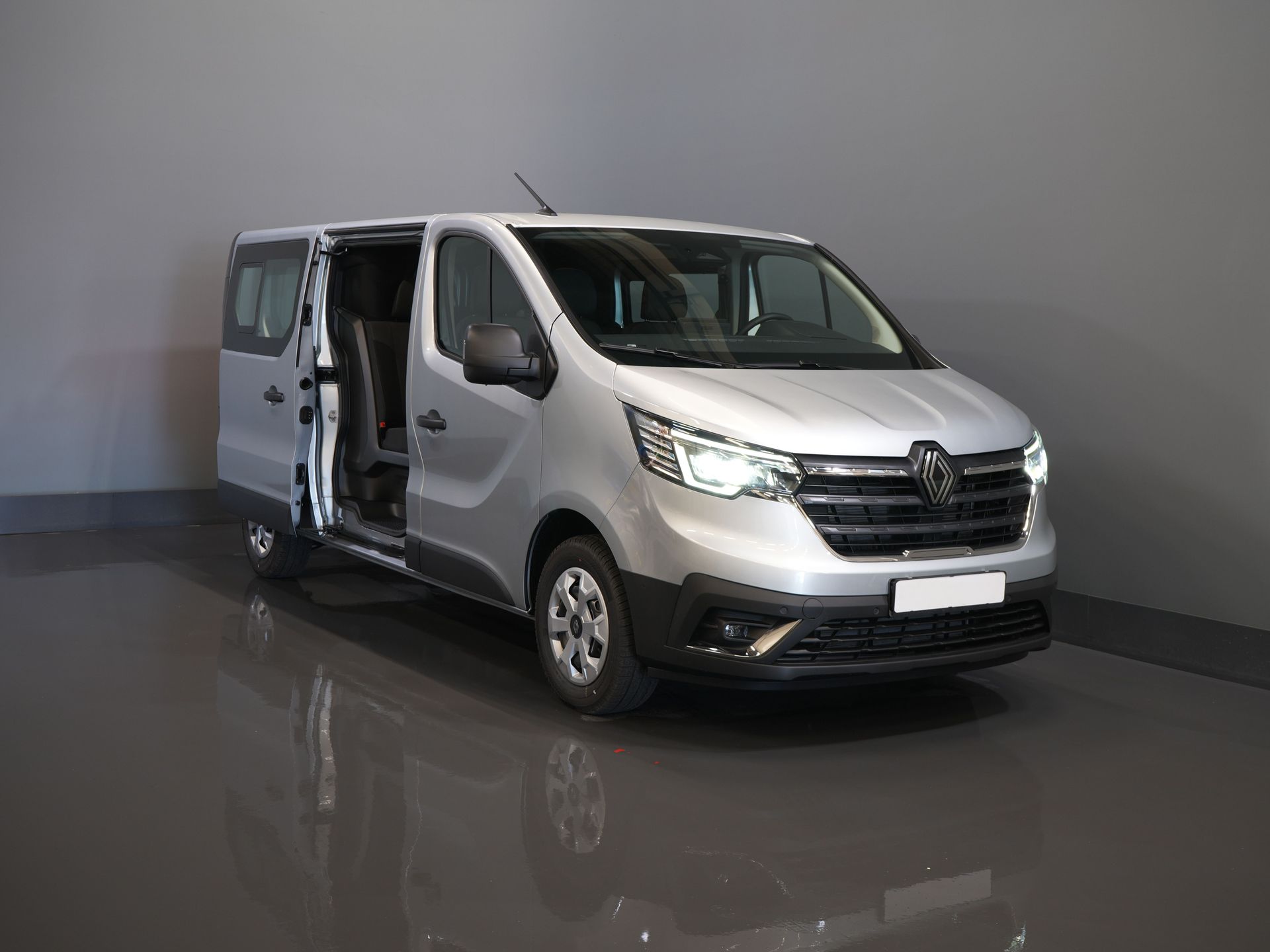 Renault Trafic Bestelbus 2.0 dCi 130 pk L2 BPM VRIJ! DC Dubbel Cabine LED/ 2xSchuifdeur/ Navi/ Carplay/ Camera/ PDC/ Cruise