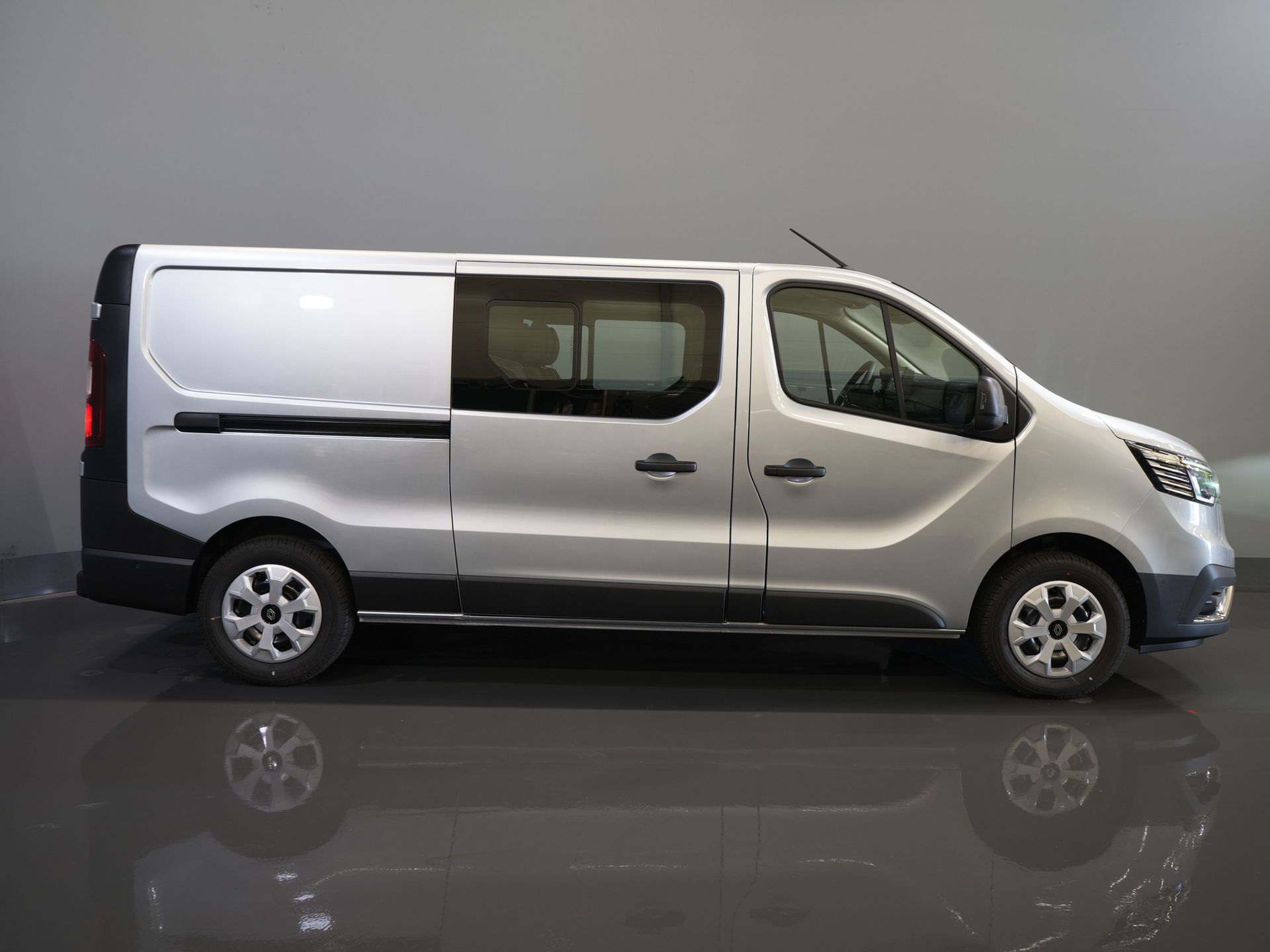 Renault Trafic Bestelbus 2.0 dCi 130 pk L2 BPM VRIJ! DC Dubbel Cabine LED/ 2xSchuifdeur/ Navi/ Carplay/ Camera/ PDC/ Cruise