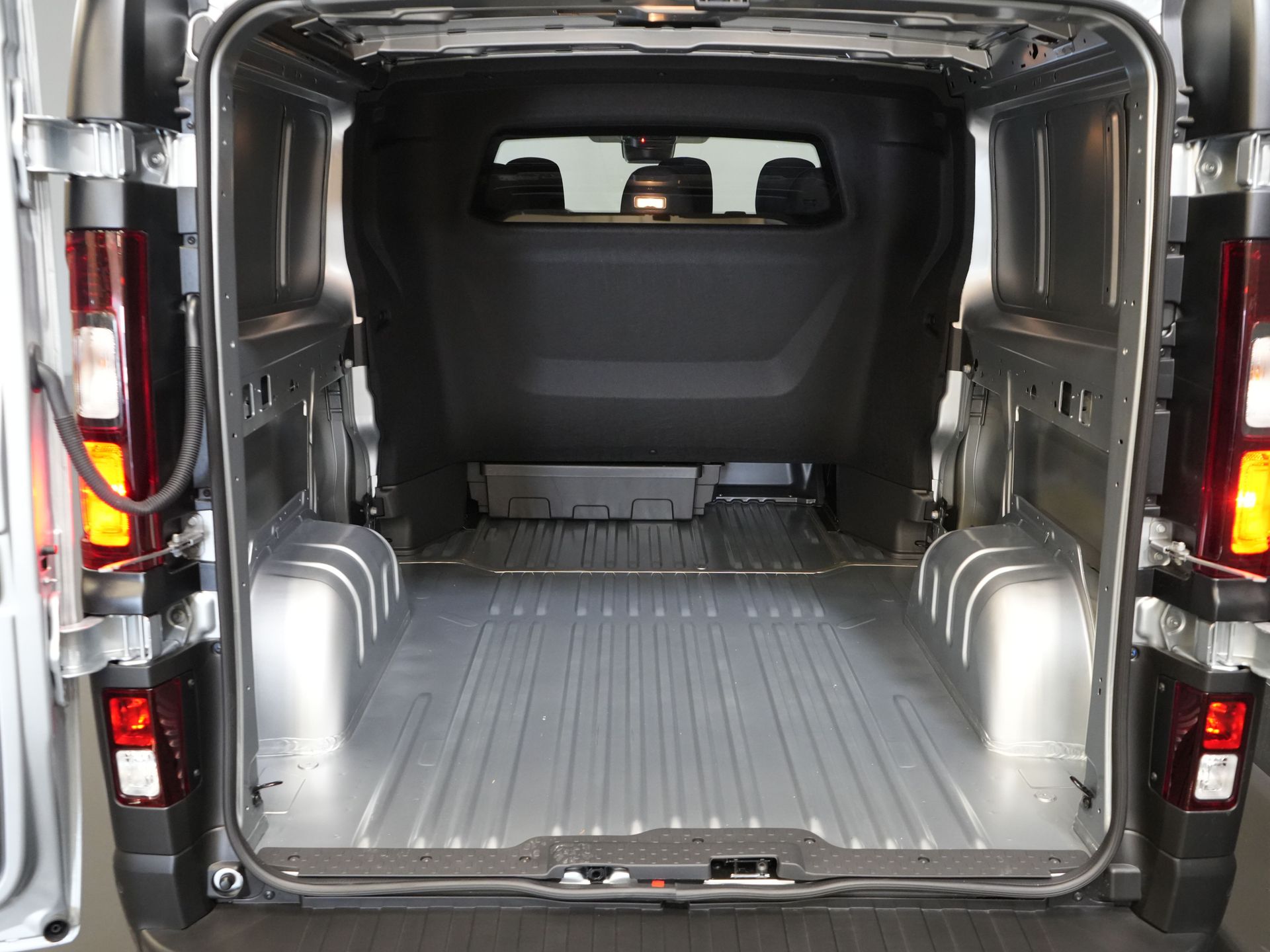 Renault Trafic Bestelbus 2.0 dCi 130 pk L2 BPM VRIJ! DC Dubbel Cabine LED/ 2xSchuifdeur/ Navi/ Carplay/ Camera/ PDC/ Cruise