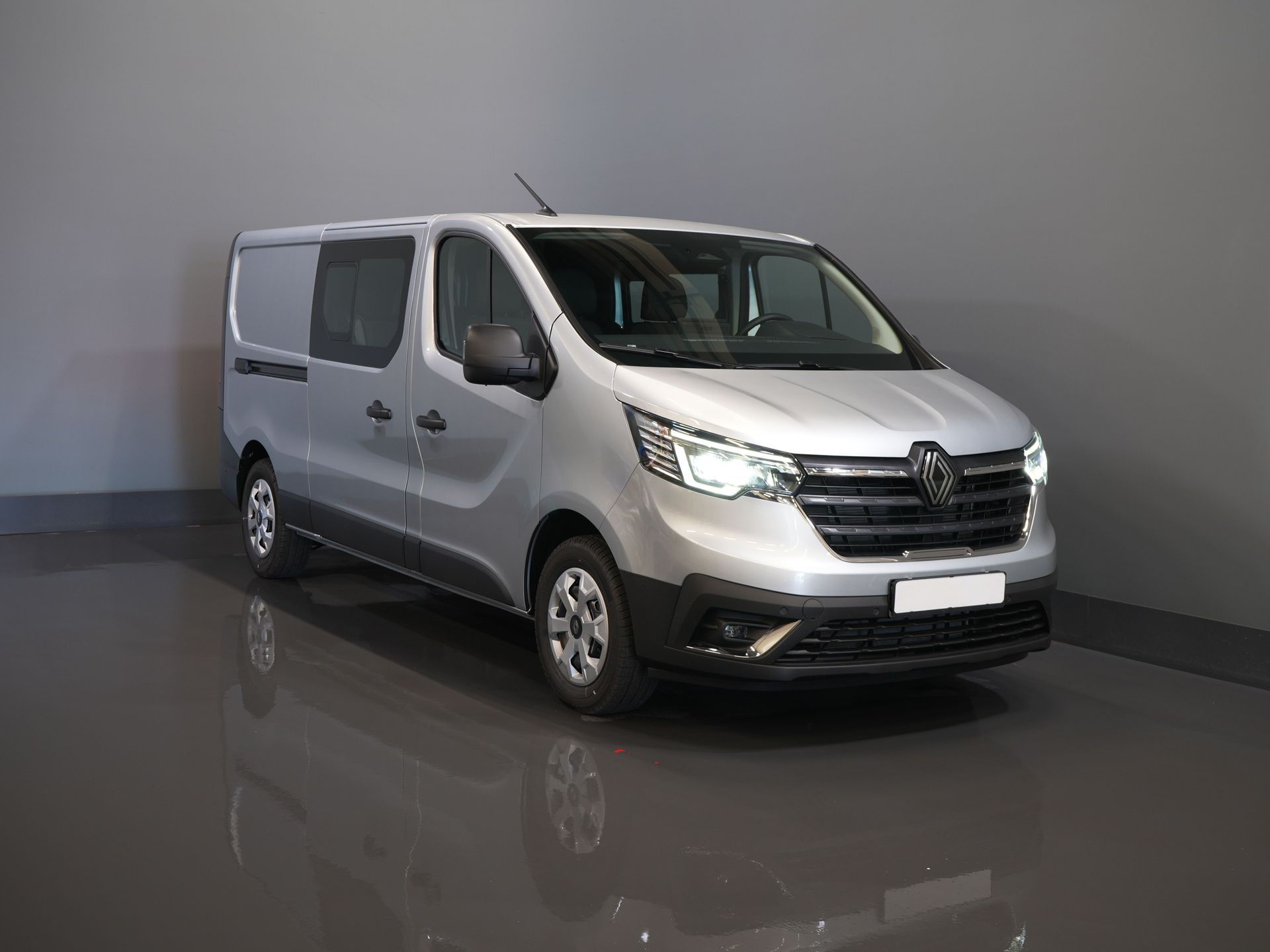 Renault Trafic Bestelbus 2.0 dCi 130 pk L2 BPM VRIJ! DC Dubbel Cabine LED/ 2xSchuifdeur/ Navi/ Carplay/ Camera/ PDC/ Cruise