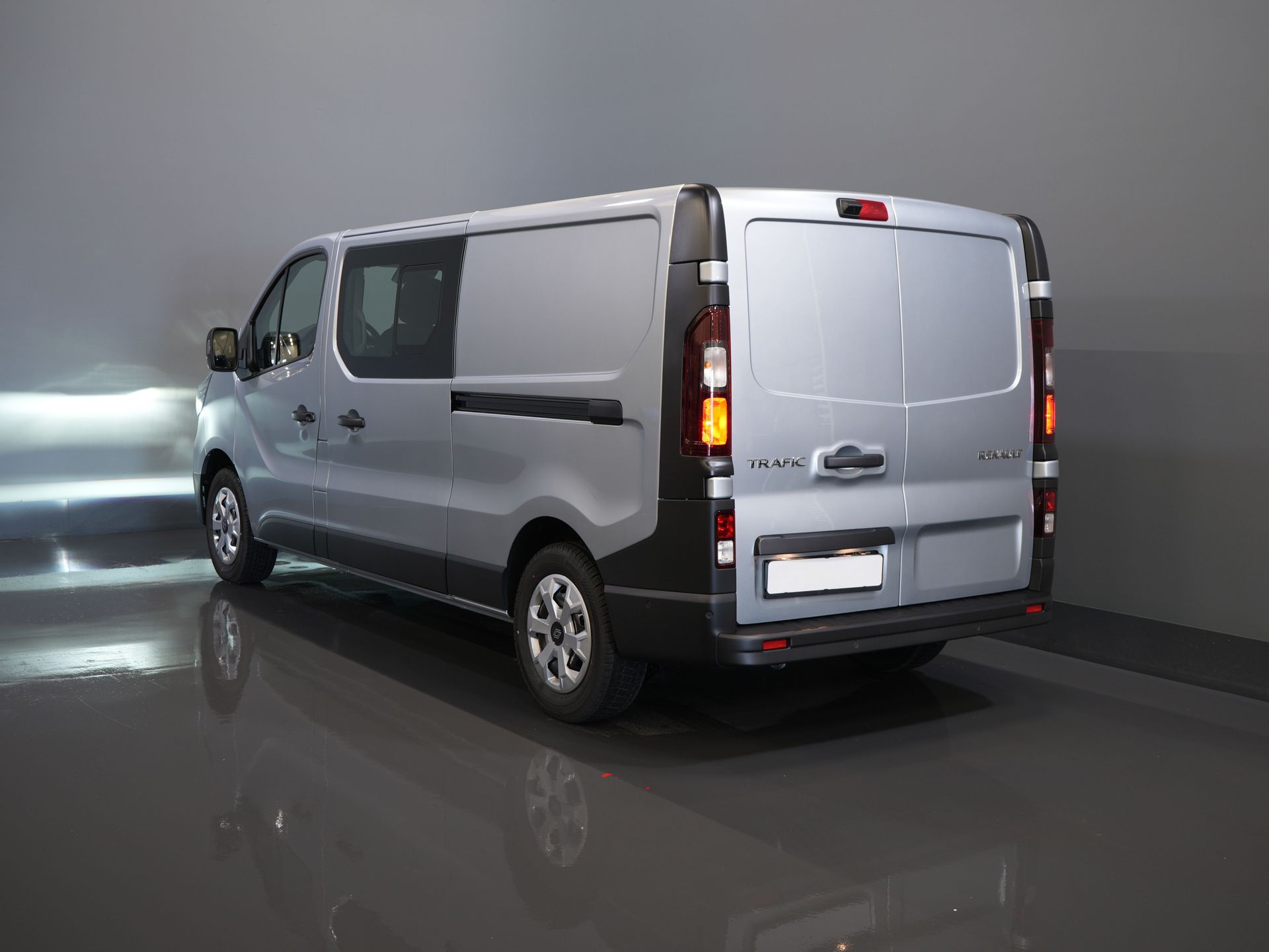 Renault Trafic Bestelbus 2.0 dCi 130 pk L2 BPM VRIJ! DC Dubbel Cabine LED/ 2xSchuifdeur/ Navi/ Carplay/ Camera/ PDC/ Cruise