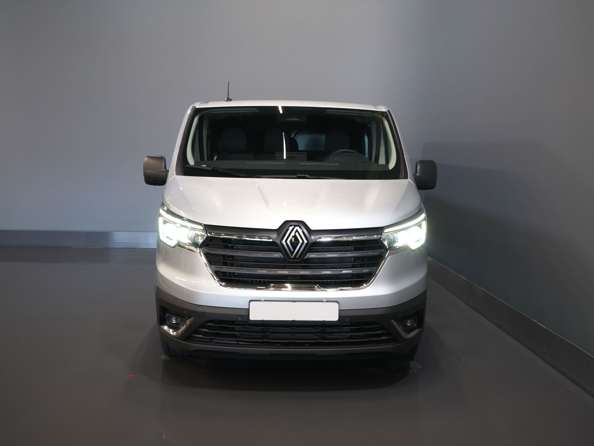 Renault Trafic Bestelbus 2.0 dCi 130 pk L2 BPM VRIJ! DC Dubbel Cabine LED/ 2xSchuifdeur/ Navi/ Carplay/ Camera/ PDC/ Cruise