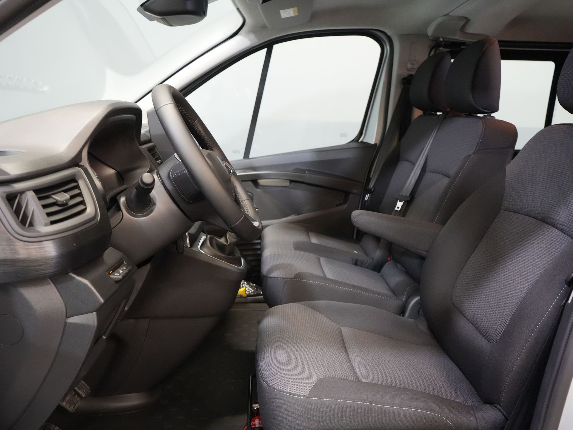 Renault Trafic Bestelbus 2.0 dCi 130 pk L2 BPM VRIJ! DC Dubbel Cabine LED/ 2xSchuifdeur/ Navi/ Carplay/ Camera/ PDC/ Cruise