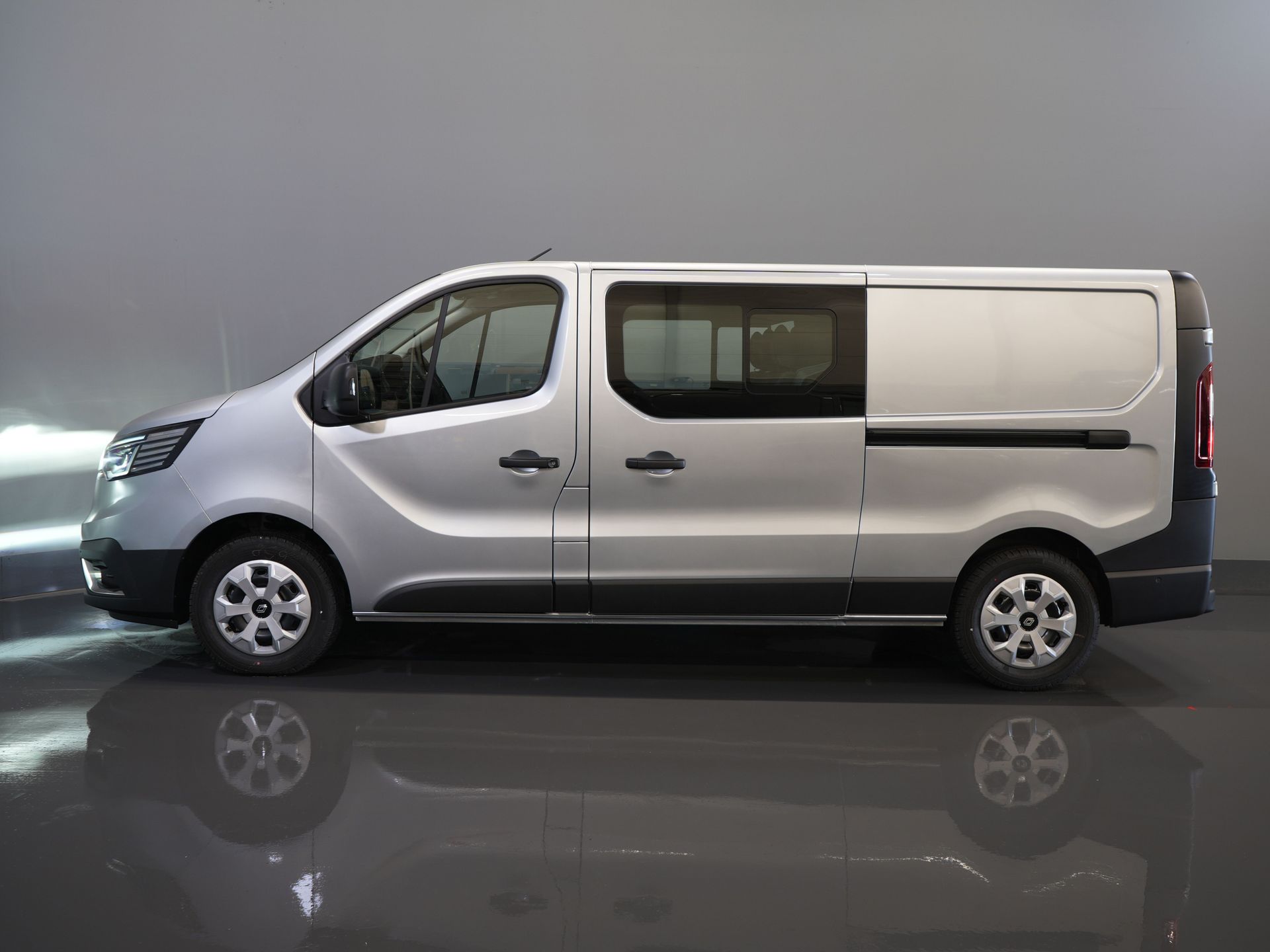 Renault Trafic Bestelbus 2.0 dCi 130 pk L2 BPM VRIJ! DC Dubbel Cabine LED/ 2xSchuifdeur/ Navi/ Carplay/ Camera/ PDC/ Cruise