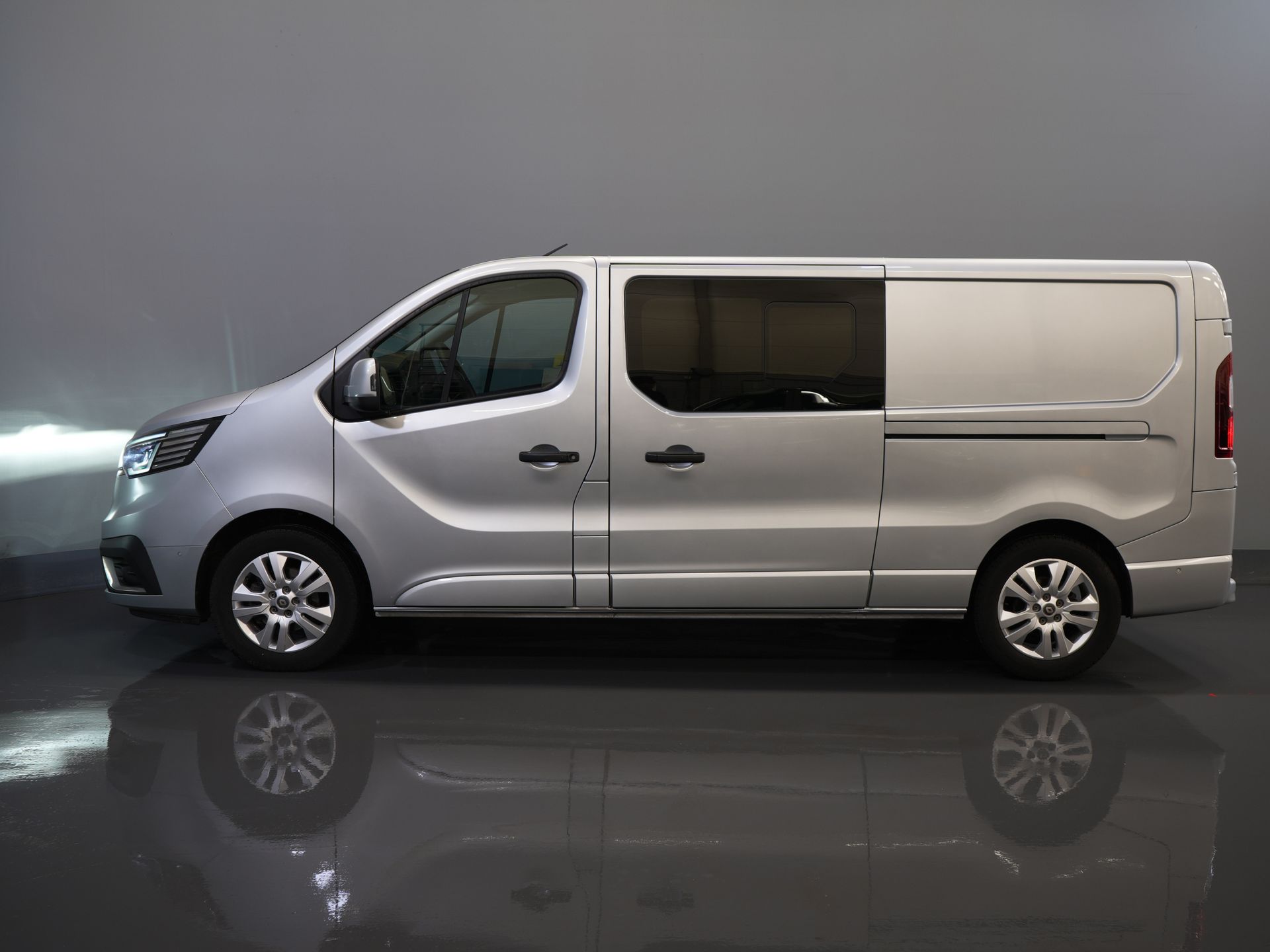 Renault Trafic Van 2.0 dCi 150 hp Aut. L2 DC Double Cabin NL Auto/ 2xSliding Door/ LED/ Carplay/ Climate/ Camera/ PDC/ LMV