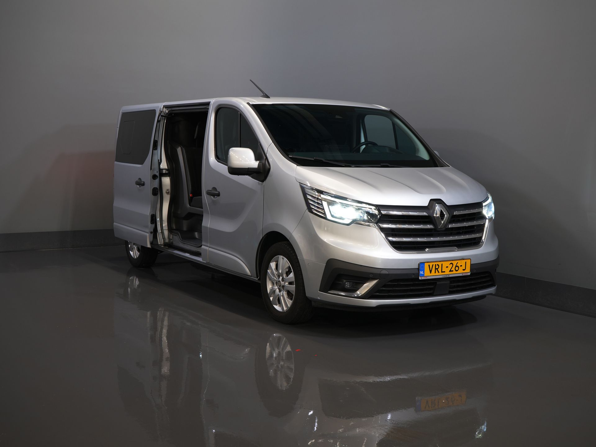 Renault Trafic Van 2.0 dCi 150 hp Aut. L2 DC Double Cabin NL Auto/ 2xSliding Door/ LED/ Carplay/ Climate/ Camera/ PDC/ LMV