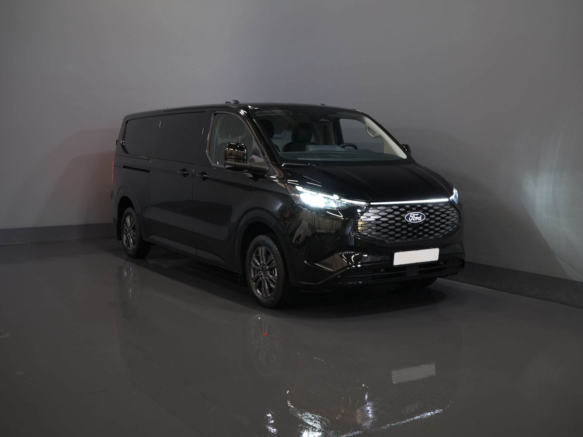 Ford E-Transit Custom Van 340 65 kWh 218 KM 330 km WLTP L2 Limited 2x drzwi przesuwne/ elektryczne przesuwne/ 2,3 t uciąg/ szybka ładowarka/ Matrix LED/ B&O/ adaptacyjny tempomat/ St