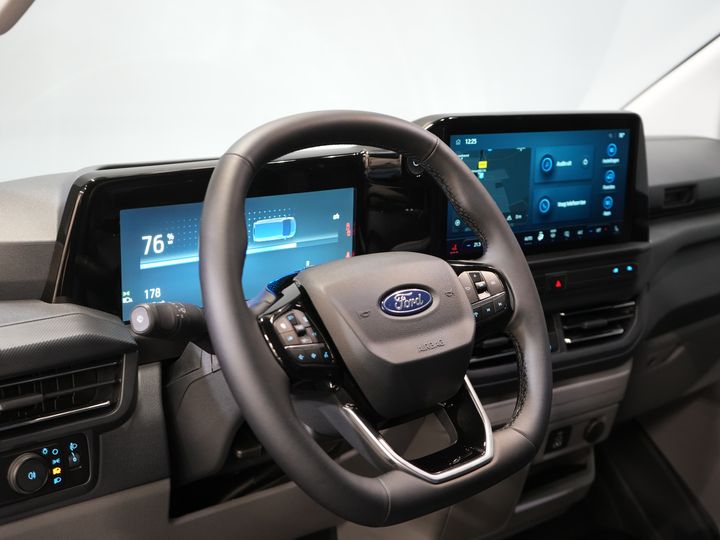 Ford E-Transit Custom Van 340 65 kWh 218 KM 330 km WLTP L2 Limited 2x drzwi przesuwne/ elektryczne przesuwne/ 2,3 t uciąg/ szybka ładowarka/ Matrix LED/ B&O/ adaptacyjny tempomat/ St