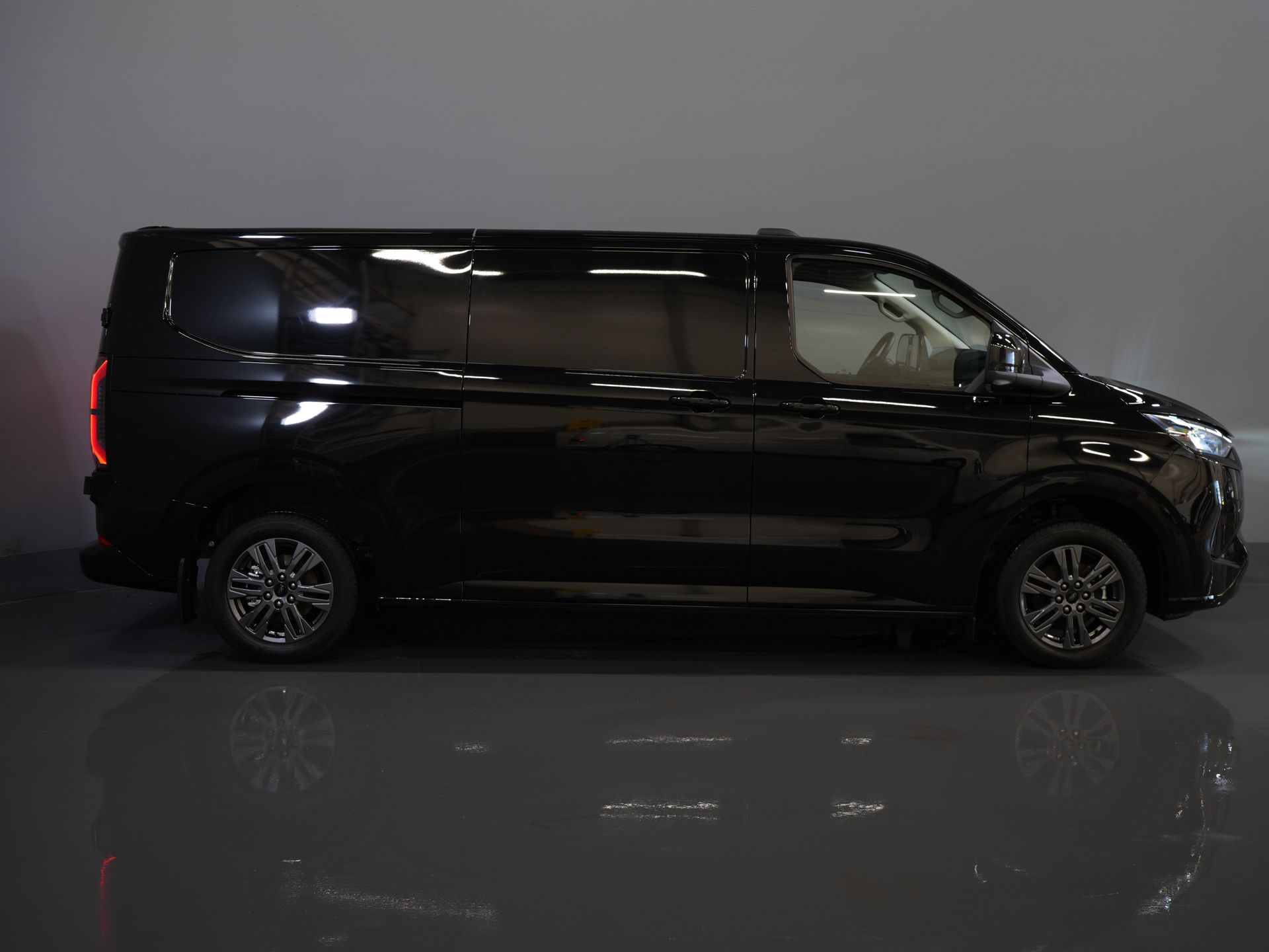 Ford E-Transit Custom Van 340 65 kWh 218 KM 330 km WLTP L2 Limited 2x drzwi przesuwne/ elektryczne przesuwne/ 2,3 t uciąg/ szybka ładowarka/ Matrix LED/ B&O/ adaptacyjny tempomat/ St