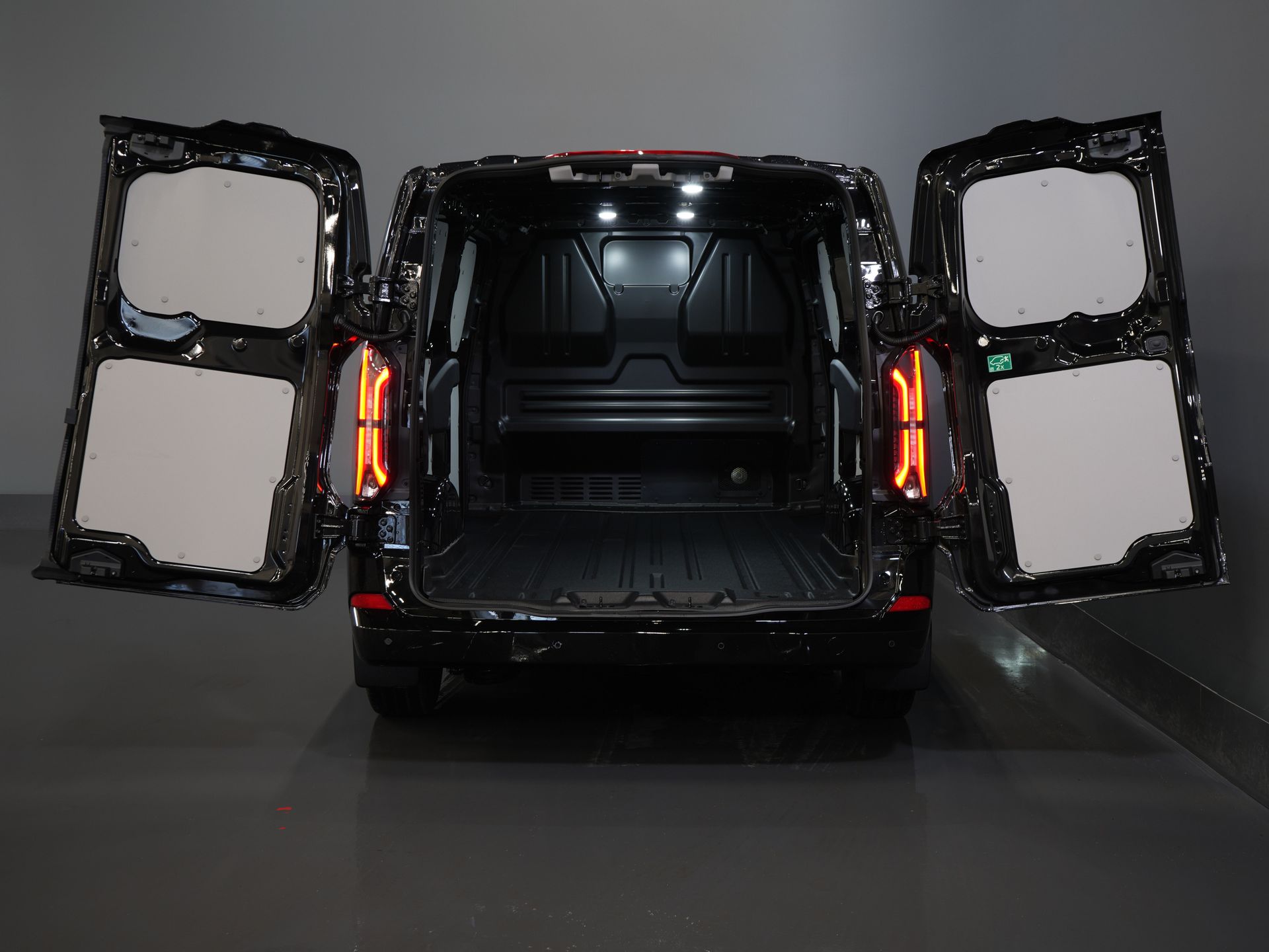 Ford E-Transit Custom Van 340 65 kWh 218 KM 330 km WLTP L2 Limited 2x drzwi przesuwne/ elektryczne przesuwne/ 2,3 t uciąg/ szybka ładowarka/ Matrix LED/ B&O/ adaptacyjny tempomat/ St