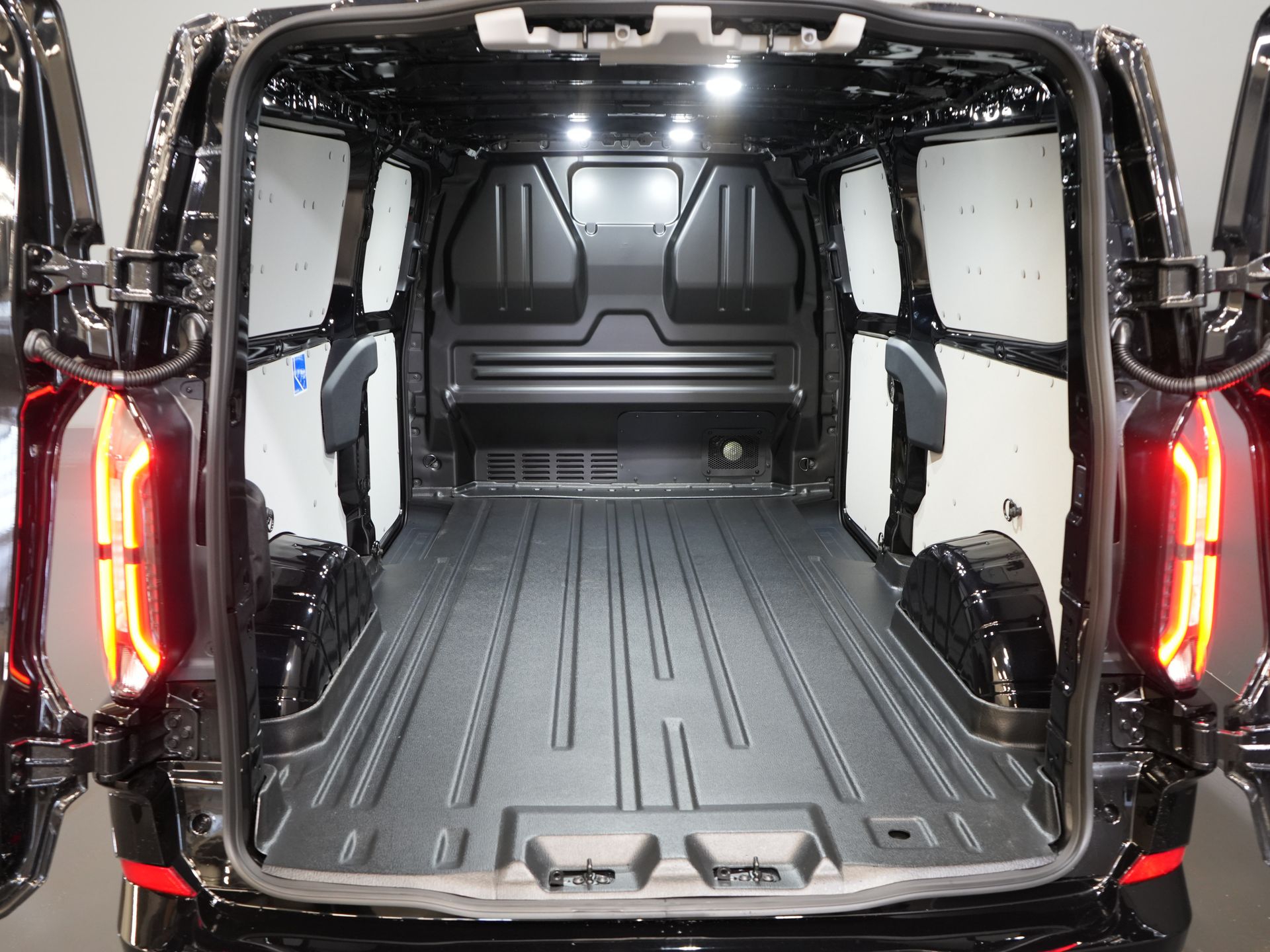 Ford E-Transit Custom Van 340 65 kWh 218 KM 330 km WLTP L2 Limited 2x drzwi przesuwne/ elektryczne przesuwne/ 2,3 t uciąg/ szybka ładowarka/ Matrix LED/ B&O/ adaptacyjny tempomat/ St