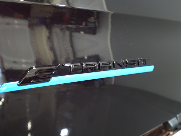 Ford E-Transit Custom Van 340 65 kWh 218 KM 330 km WLTP L2 Limited 2x drzwi przesuwne/ elektryczne przesuwne/ 2,3 t uciąg/ szybka ładowarka/ Matrix LED/ B&O/ adaptacyjny tempomat/ St