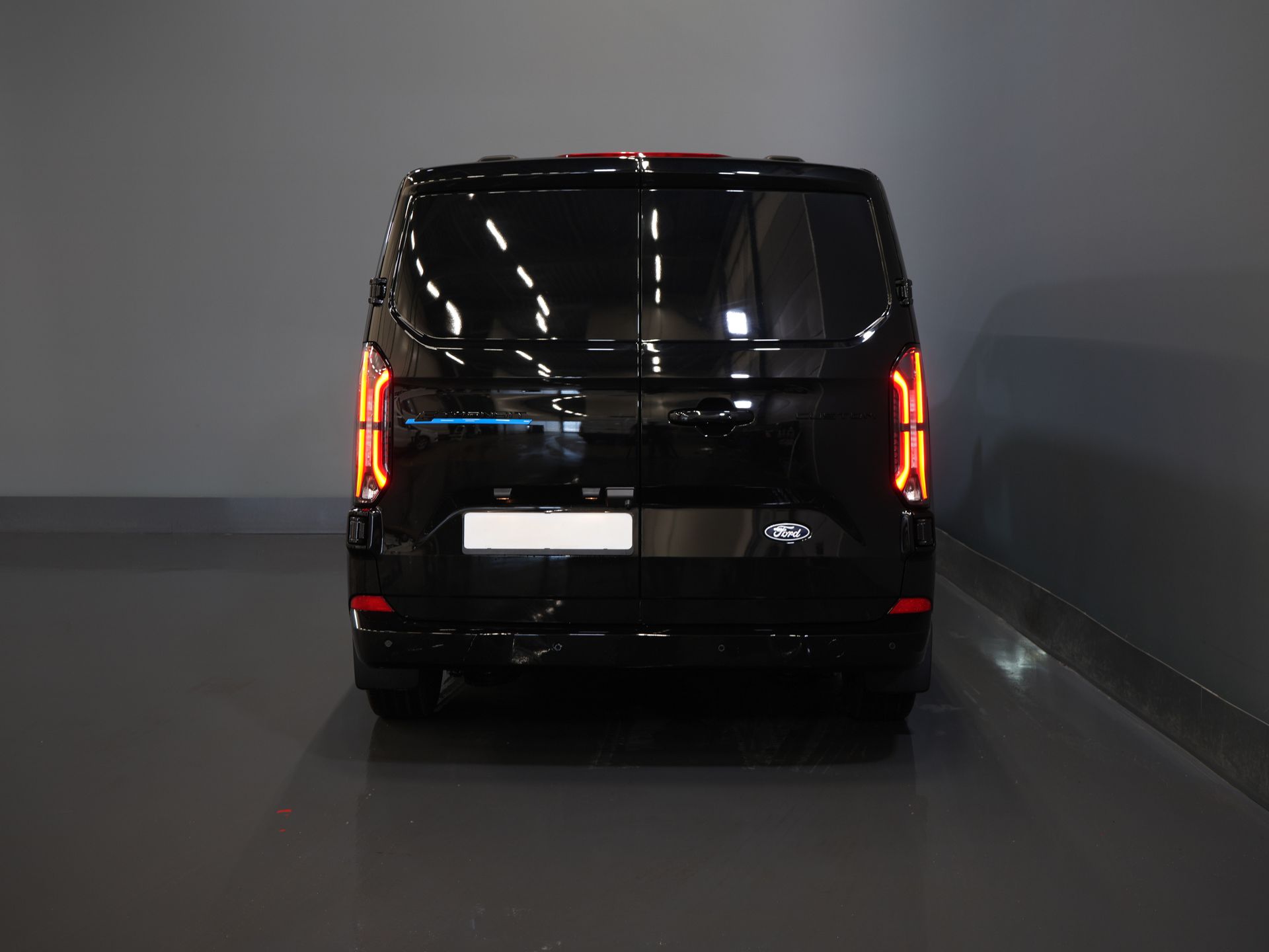 Ford E-Transit Custom Van 340 65 kWh 218 KM 330 km WLTP L2 Limited 2x drzwi przesuwne/ elektryczne przesuwne/ 2,3 t uciąg/ szybka ładowarka/ Matrix LED/ B&O/ adaptacyjny tempomat/ St