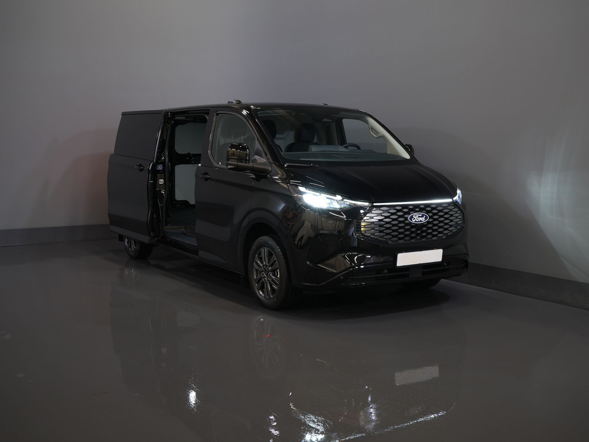 Ford E-Transit Custom Van 340 65 kWh 218 KM 330 km WLTP L2 Limited 2x drzwi przesuwne/ elektryczne przesuwne/ 2,3 t uciąg/ szybka ładowarka/ Matrix LED/ B&O/ adaptacyjny tempomat/ St