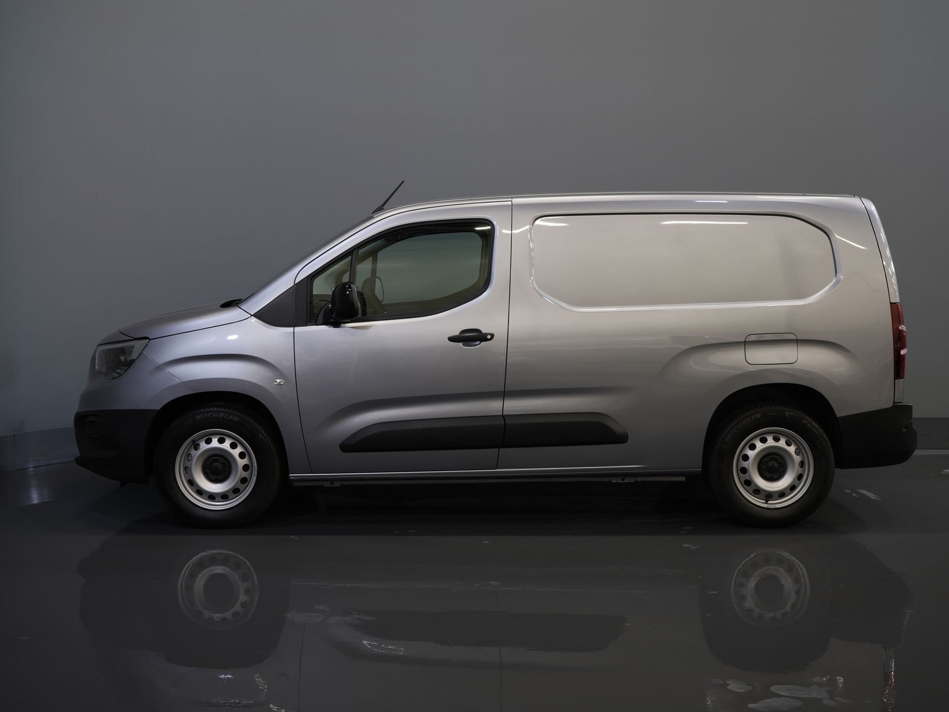 Opel Combo-e Bestelbus L2 50 kWh 275Km WLTP Snellader/ 3 Pers./ Carplay/ Stuurverw./ Cruise/ Climate / PDC V+A/ Dodehoek/ Navi