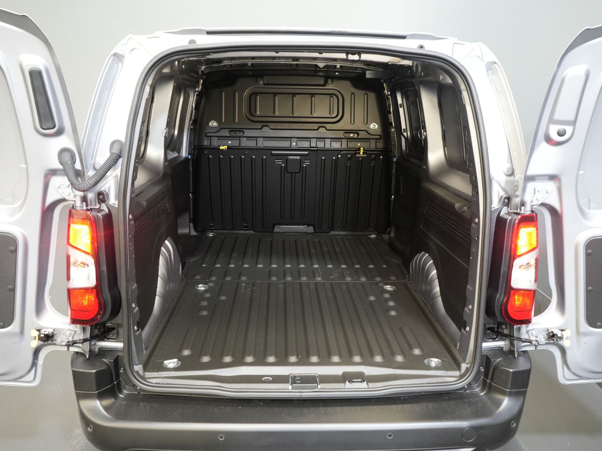 Opel Combo-e Bestelbus L2 50 kWh 275Km WLTP Snellader/ 3 Pers./ Carplay/ Stuurverw./ Cruise/ Climate / PDC V+A/ Dodehoek/ Navi