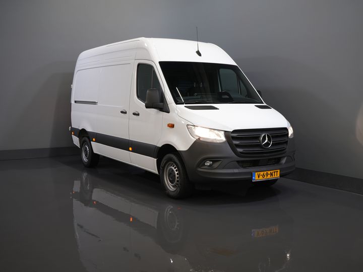 Mercedes-Benz Sprinter Fourgon 317 CDI Aut. L2H2 Siège chauffant/ Portières 270 g/ Siège chauffant/ Navigation/ Caméra/ Régulateur de vitesse/ Climatisation/ DAB