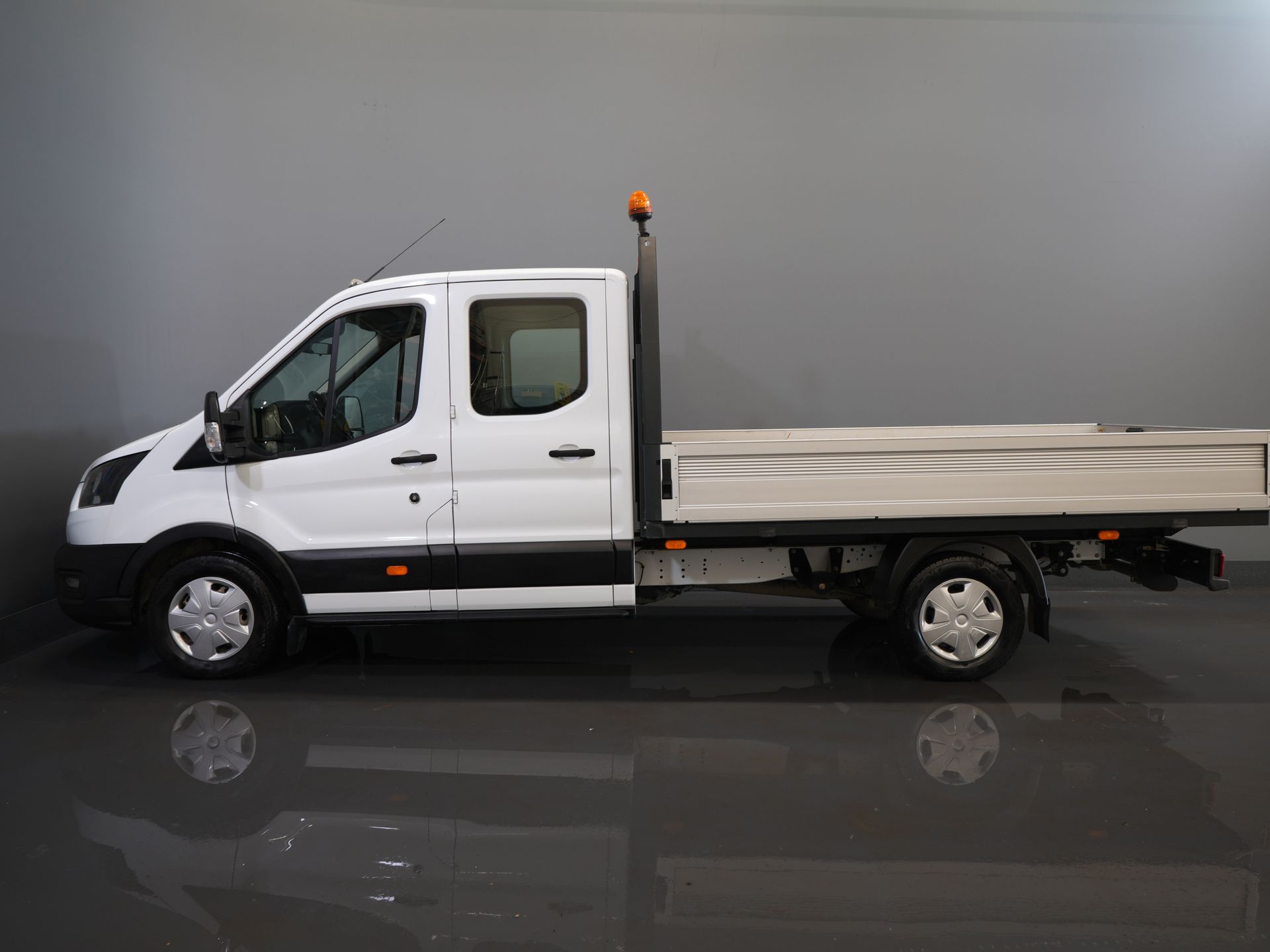 Ford Transit Open laadbak 2.0 TDCI 130 pk DC Dubbel Cabine Open Laadbak/ 7 Pers./ 3.0t Trekverm./ Carplay/ Cruise/ Climate/ Pick Up