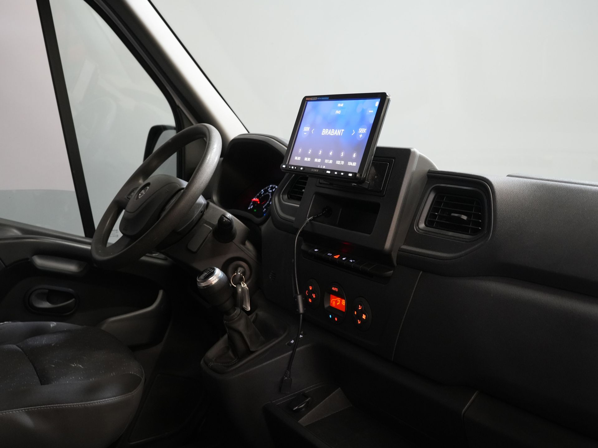 Opel Movano Bestelbus 2.3 Turbo 136PK L3H2 Camera/ Climate/ Cruise/ PDC/ Trekhaak / 2,5T trekgew./ Imperiaal+trap/ Side Bars/ NL Auto