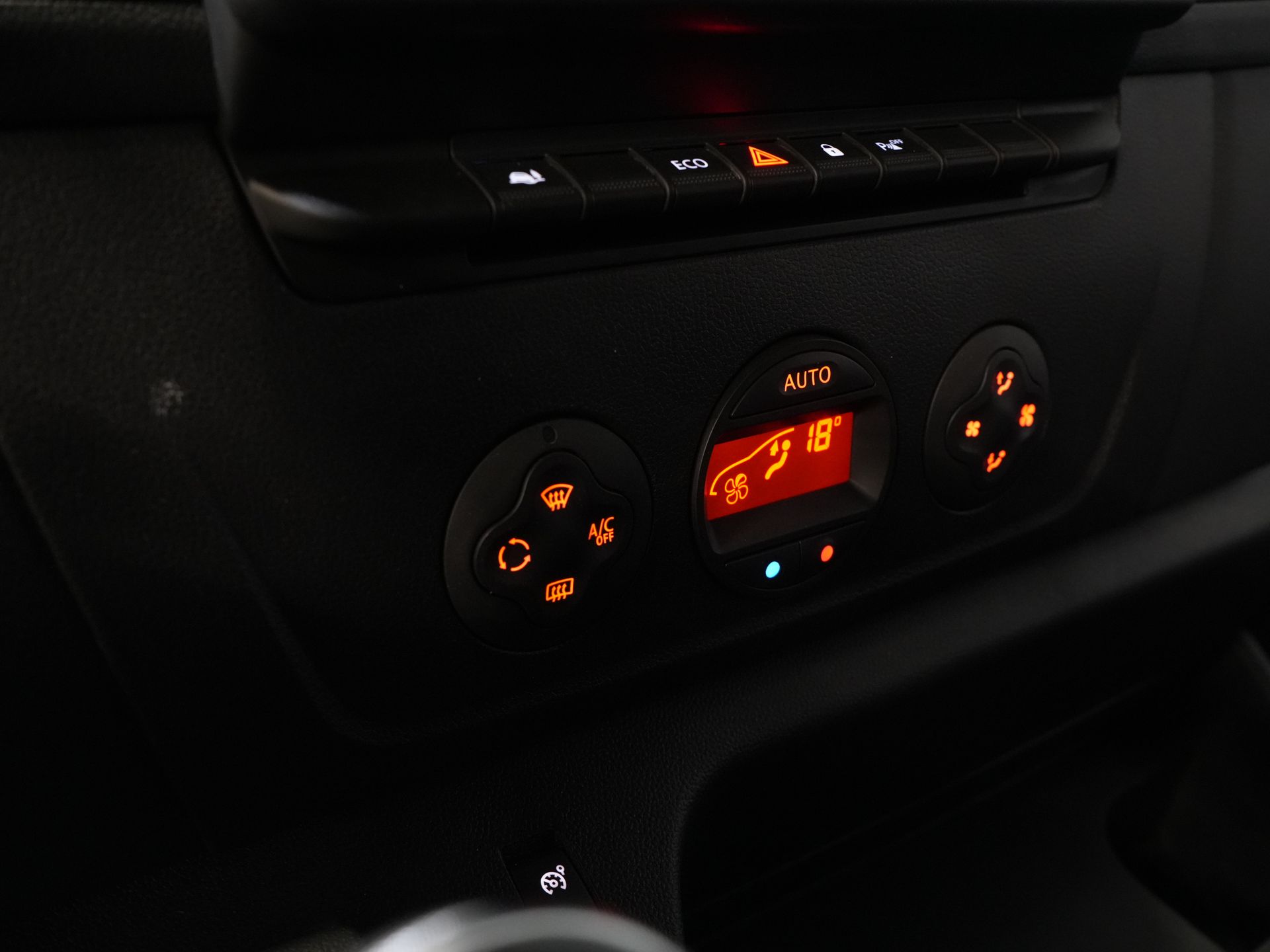 Opel Movano Bestelbus 2.3 Turbo 136PK L3H2 Camera/ Climate/ Cruise/ PDC/ Trekhaak / 2,5T trekgew./ Imperiaal+trap/ Side Bars/ NL Auto