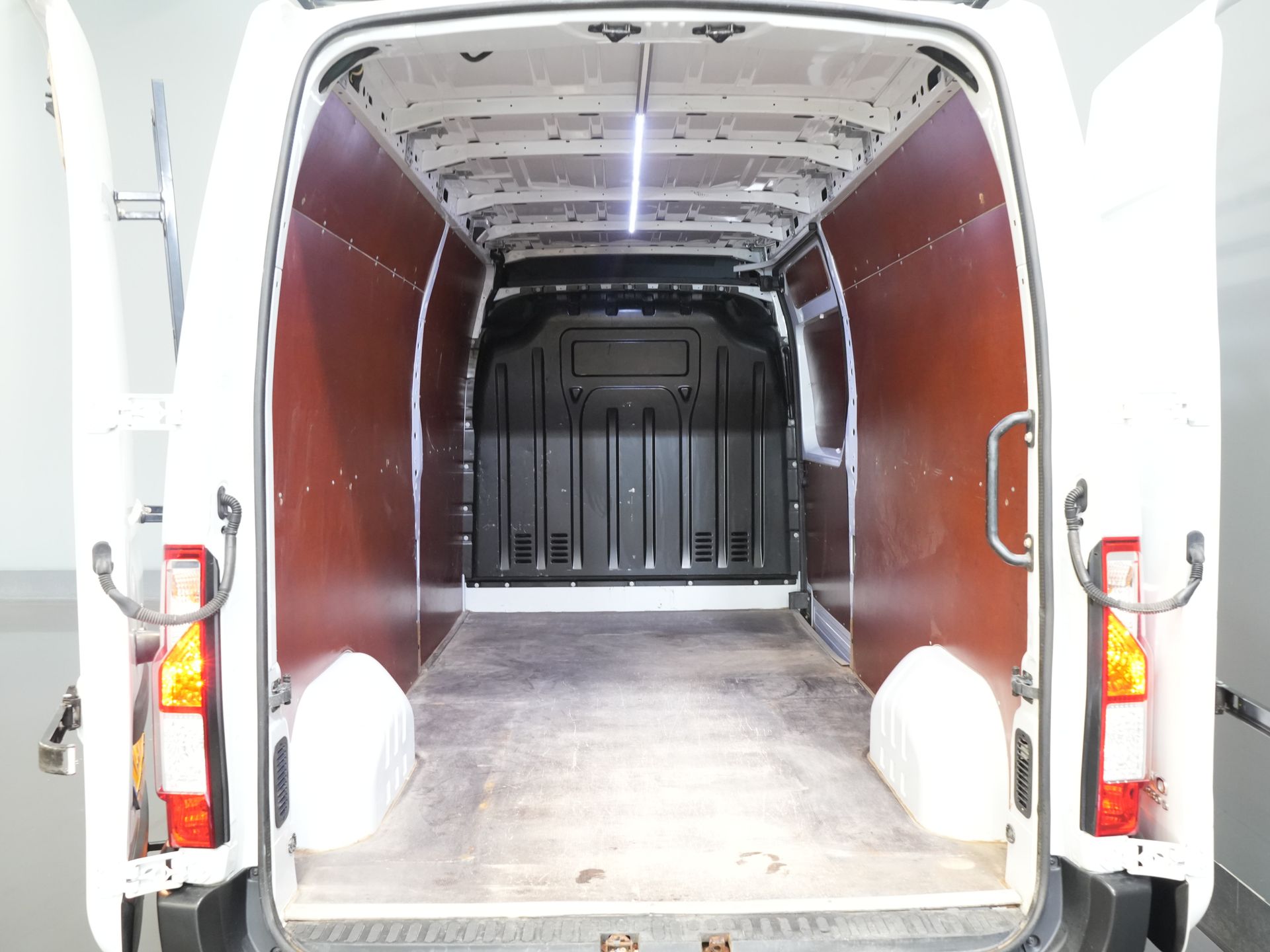 Opel Movano Bestelbus 2.3 Turbo 136PK L3H2 Camera/ Climate/ Cruise/ PDC/ Trekhaak / 2,5T trekgew./ Imperiaal+trap/ Side Bars/ NL Auto