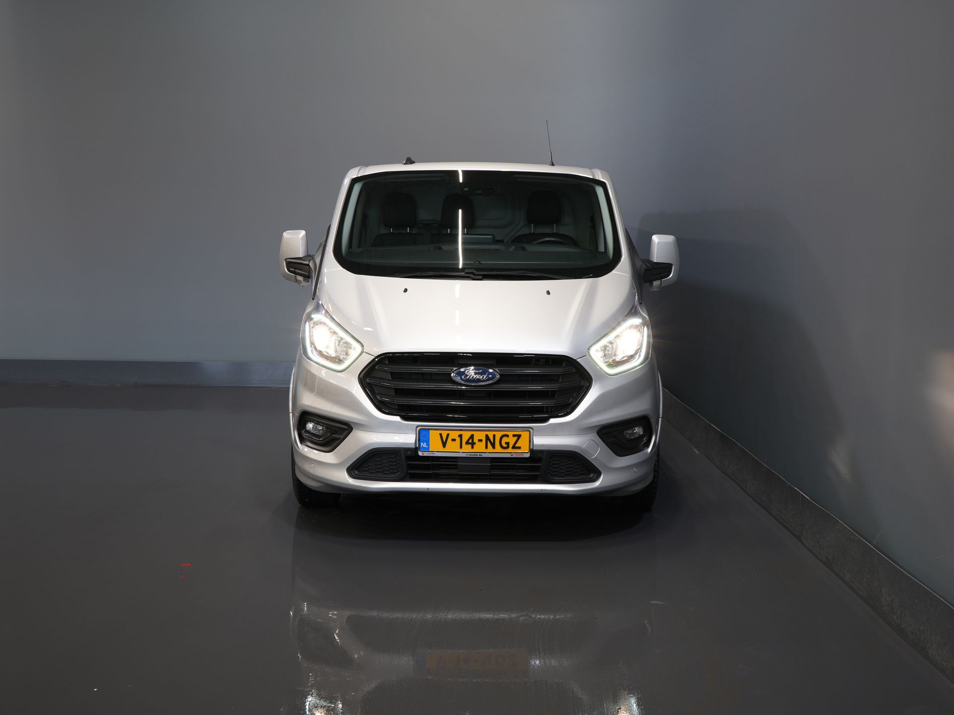 Ford Transit Custom Bestelbus 320 2.0 TDCI 170 pk L2 Aut. Limited BPM VRIJ! 2xSchuifdeur/ Stoelverw./ Carplay/ Camera/ LMV/ Trekhaak