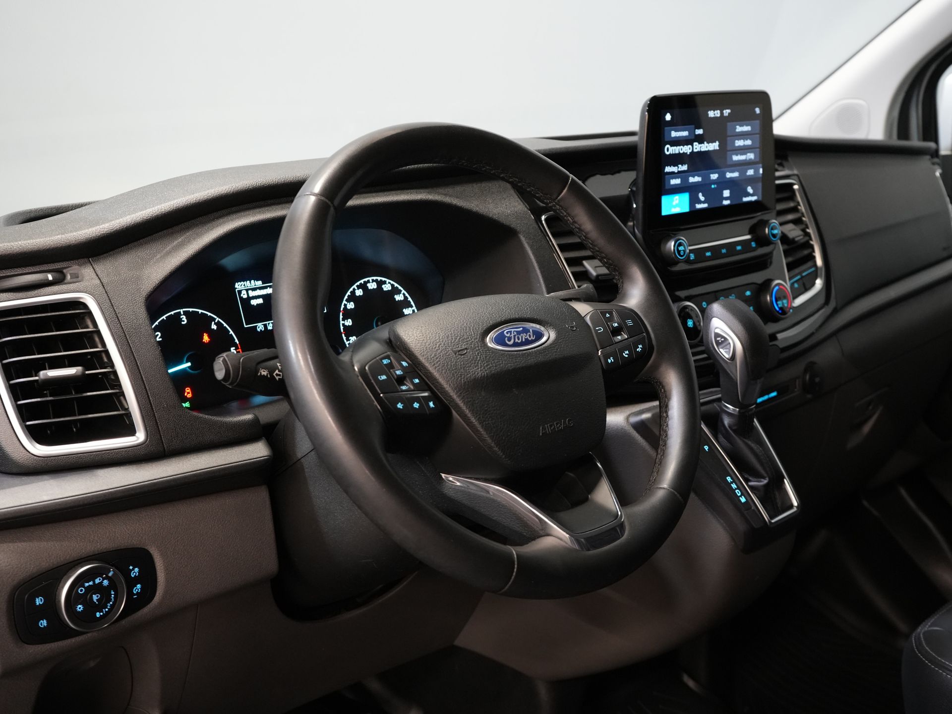 Ford Transit Custom Bestelbus 320 2.0 TDCI 170 pk L2 Aut. Limited BPM VRIJ! 2xSchuifdeur/ Stoelverw./ Carplay/ Camera/ LMV/ Trekhaak