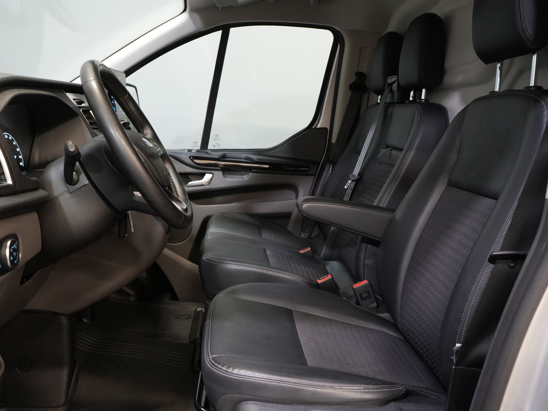 Ford Transit Custom Bestelbus 320 2.0 TDCI 170 pk L2 Aut. Limited BPM VRIJ! 2xSchuifdeur/ Stoelverw./ Carplay/ Camera/ LMV/ Trekhaak