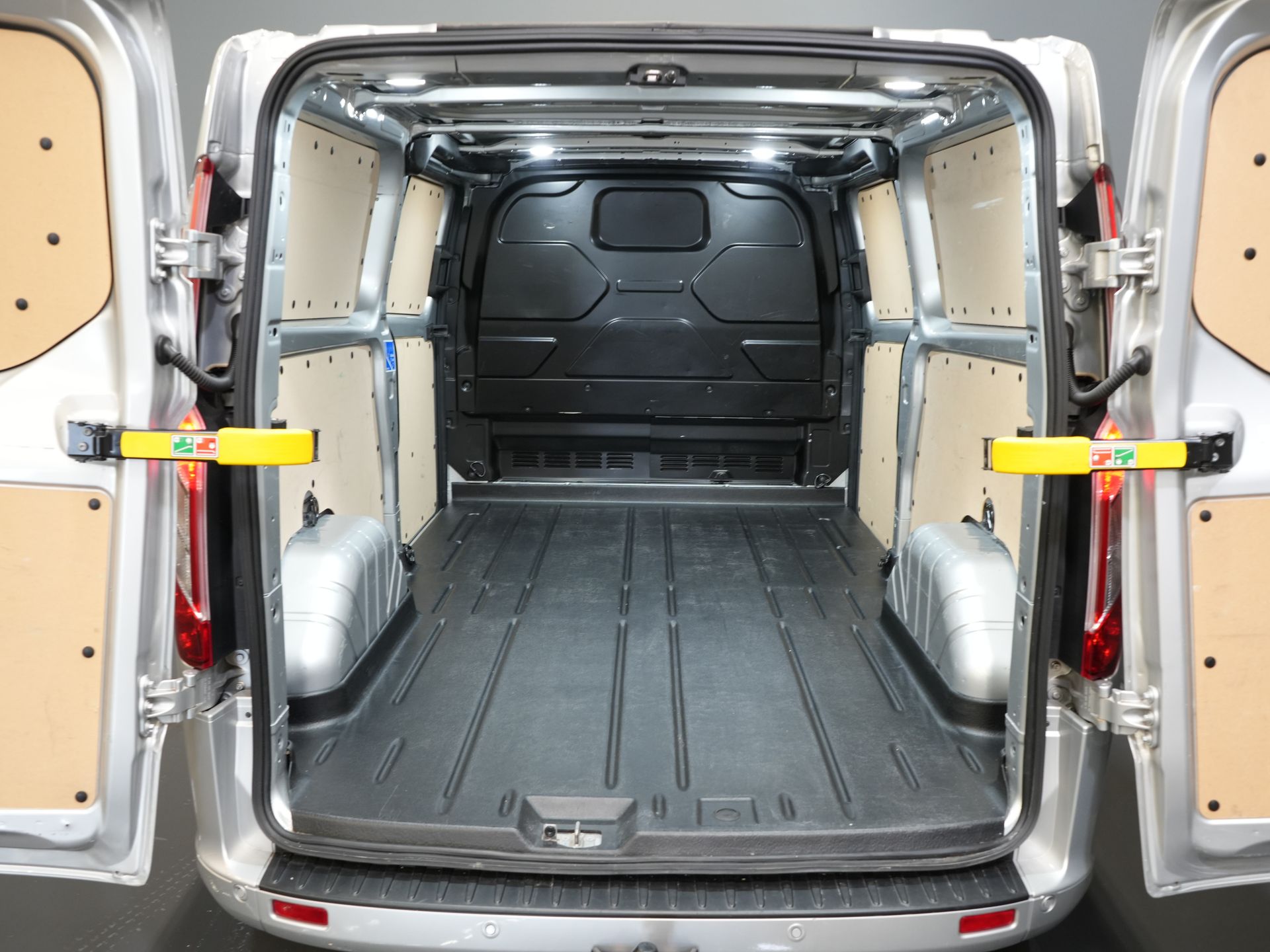 Ford Transit Custom Bestelbus 320 2.0 TDCI 170 pk L2 Aut. Limited BPM VRIJ! 2xSchuifdeur/ Stoelverw./ Carplay/ Camera/ LMV/ Trekhaak