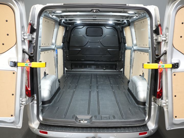 Ford Transit Custom Bestelbus 320 2.0 TDCI 170 pk L2 Aut. Limited BPM VRIJ! 2xSchuifdeur/ Stoelverw./ Carplay/ Camera/ LMV/ Trekhaak