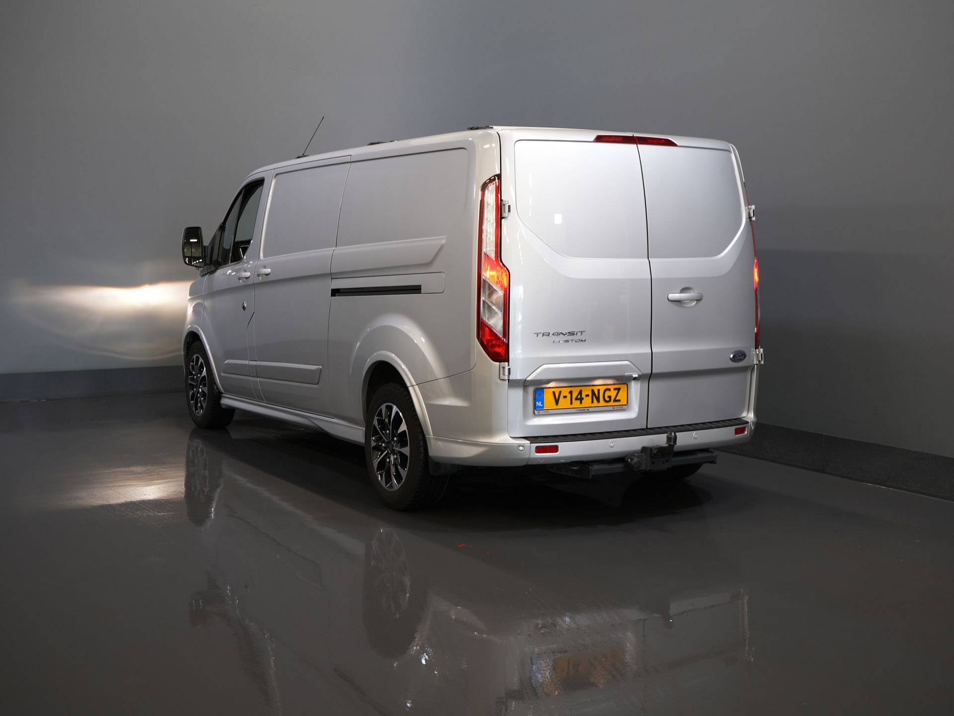 Ford Transit Custom Bestelbus 320 2.0 TDCI 170 pk L2 Aut. Limited BPM VRIJ! 2xSchuifdeur/ Stoelverw./ Carplay/ Camera/ LMV/ Trekhaak