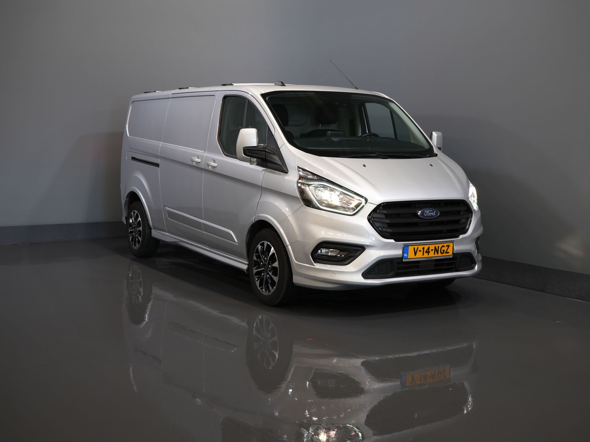 Ford Transit Custom Bestelbus 320 2.0 TDCI 170 pk L2 Aut. Limited BPM VRIJ! 2xSchuifdeur/ Stoelverw./ Carplay/ Camera/ LMV/ Trekhaak