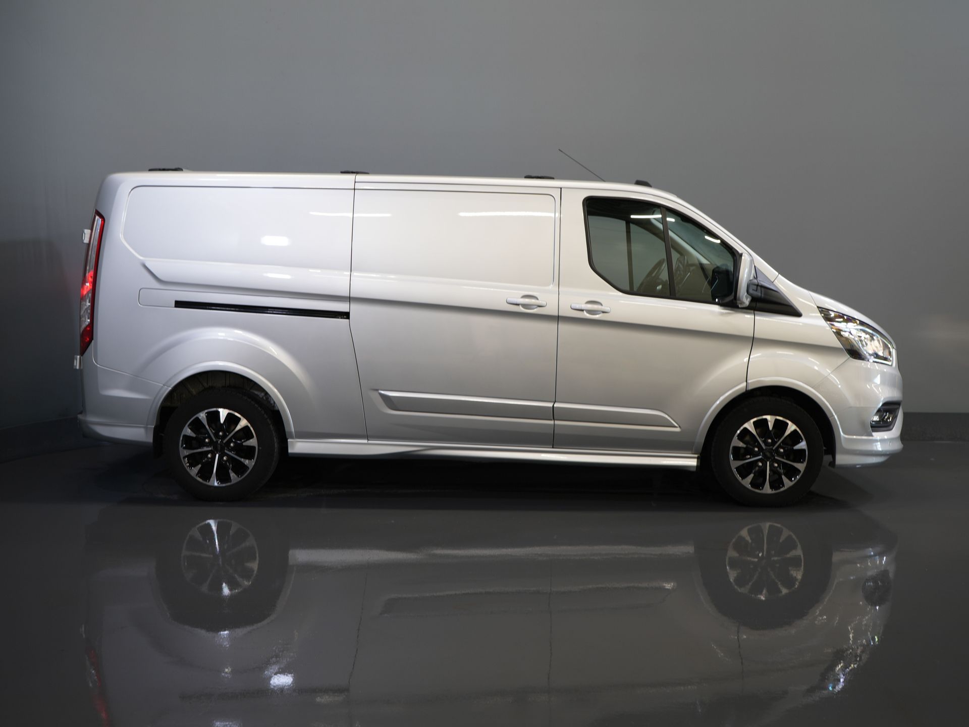 Ford Transit Custom Bestelbus 320 2.0 TDCI 170 pk L2 Aut. Limited BPM VRIJ! 2xSchuifdeur/ Stoelverw./ Carplay/ Camera/ LMV/ Trekhaak