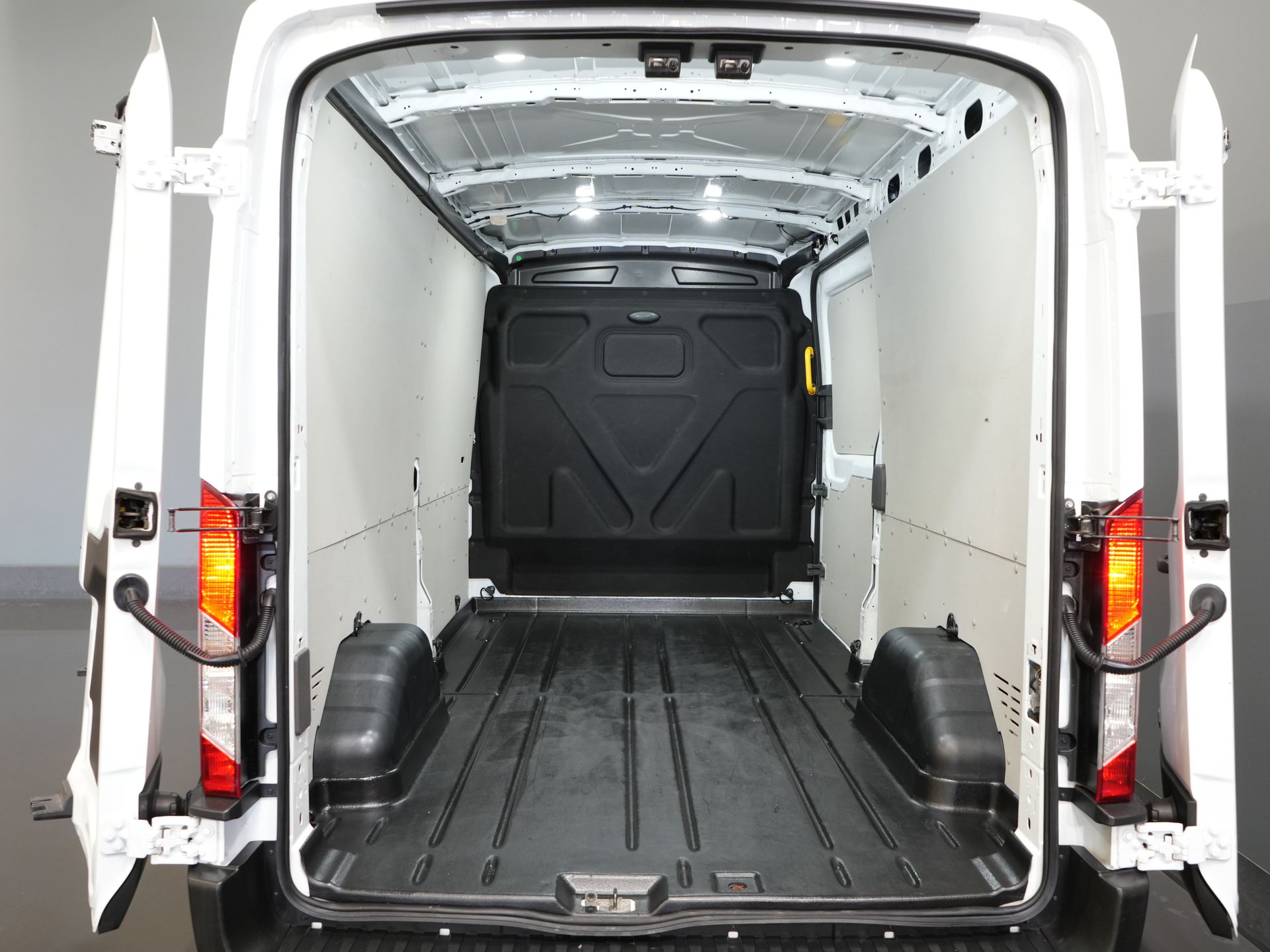 Ford Transit Van 2.0 TDCI 130 hp Aut. L3H2 Trend 270Gr.Türen/ Carplay/ 360 Kamera/ PDC/ Klima/ Tempomat