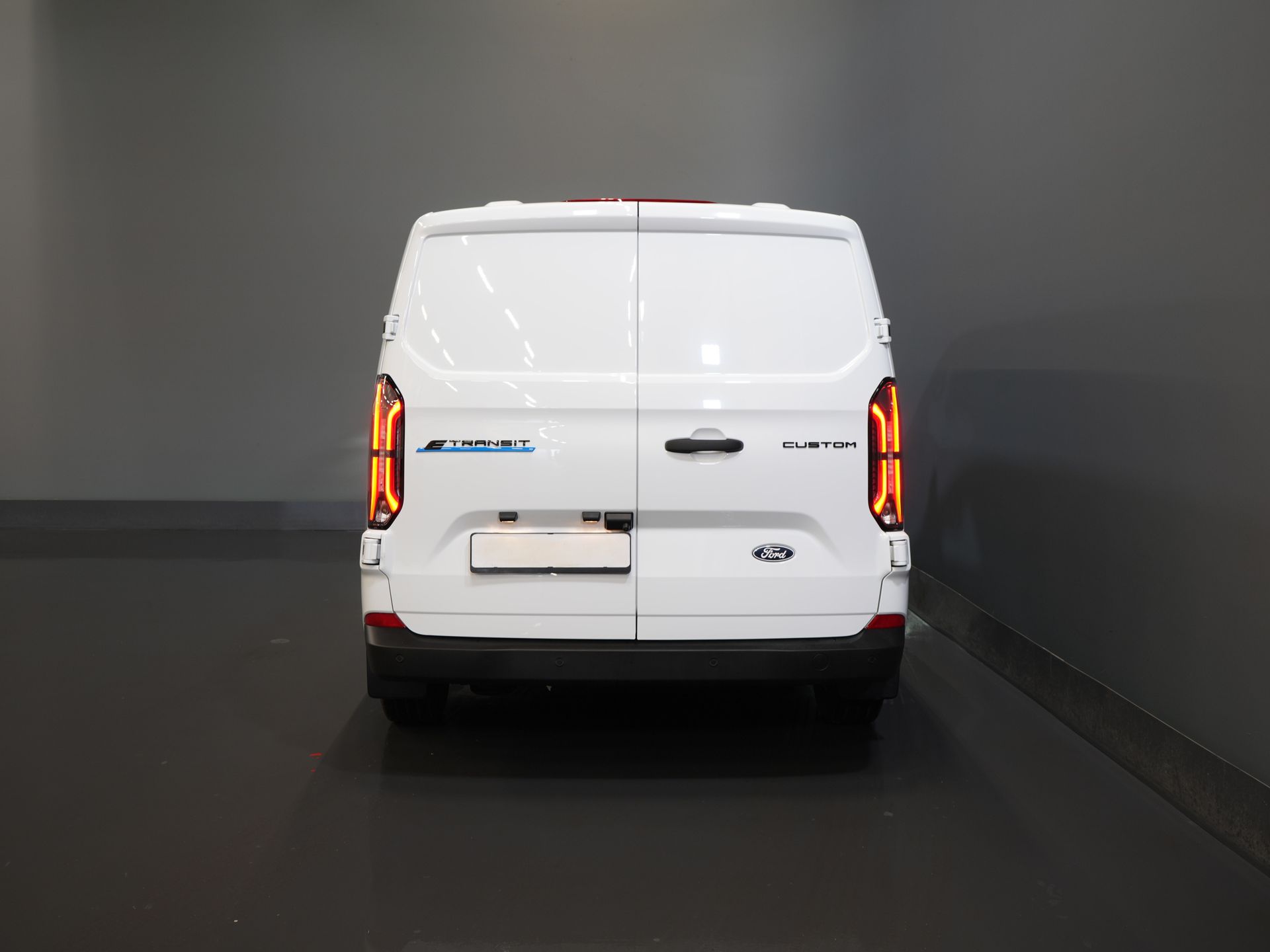Ford E-Transit Custom Furgoneta 320 Trend 65 kWh 330 km WLTP LED/ Cargador rápido/ 2,3 t de capacidad de remolque/ Dirección asistida/ Asientos calefactables/ Carplay/ Climatizador/ Cámara/ PDC/ Control de crucero