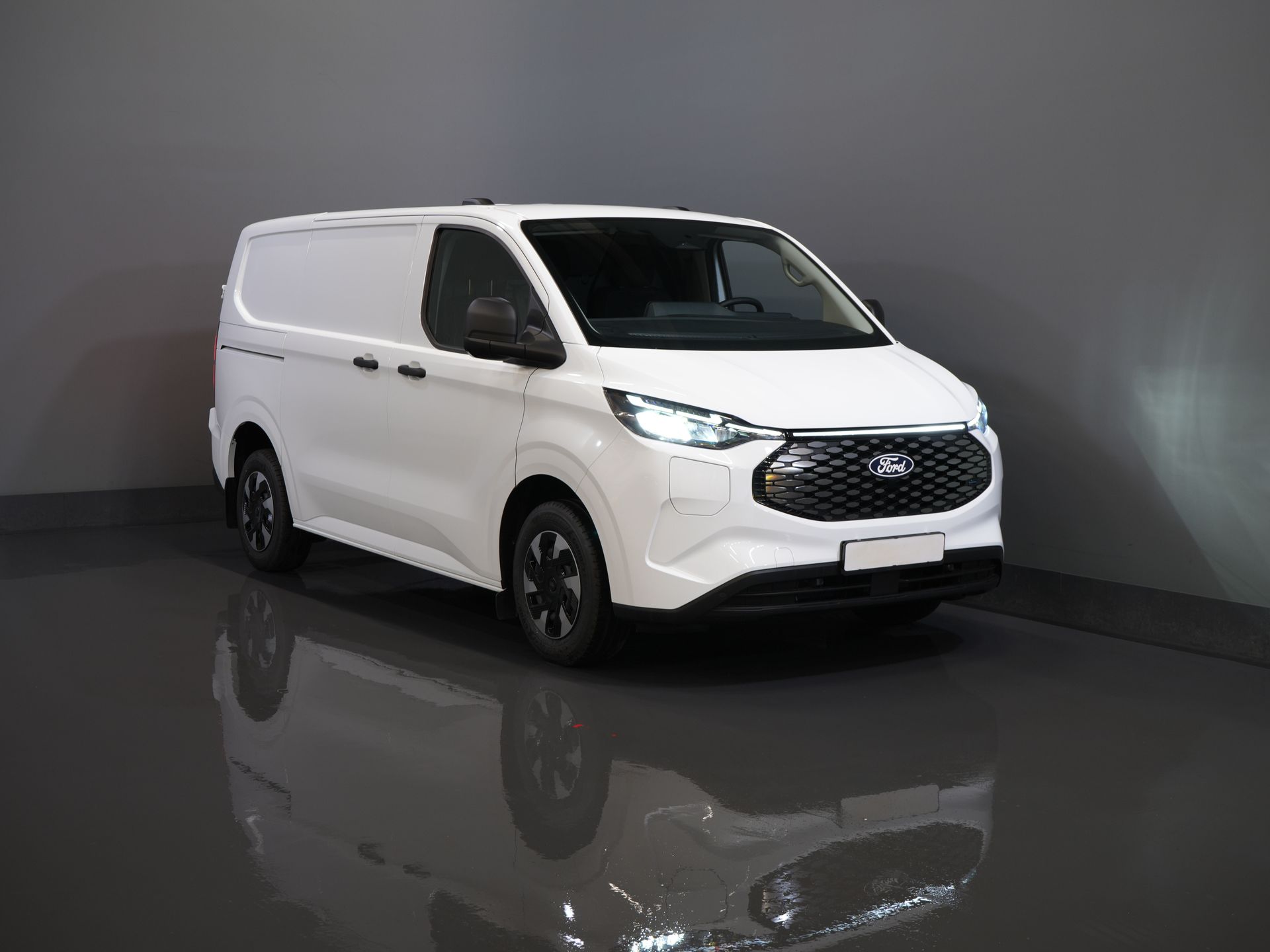 Ford E-Transit Custom Furgoneta 320 Trend 65 kWh 330 km WLTP LED/ Cargador rápido/ 2,3 t de capacidad de remolque/ Dirección asistida/ Asientos calefactables/ Carplay/ Climatizador/ Cámara/ PDC/ Control de crucero