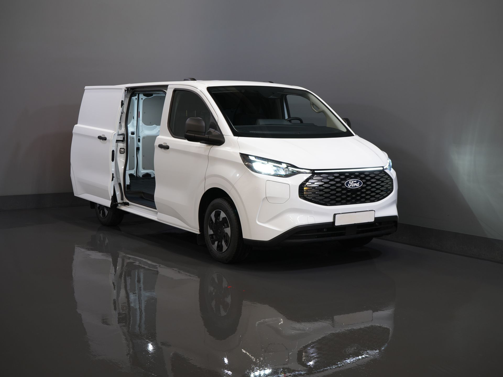 Ford E-Transit Custom Furgoneta 320 Trend 65 kWh 330 km WLTP LED/ Cargador rápido/ 2,3 t de capacidad de remolque/ Dirección asistida/ Asientos calefactables/ Carplay/ Climatizador/ Cámara/ PDC/ Control de crucero