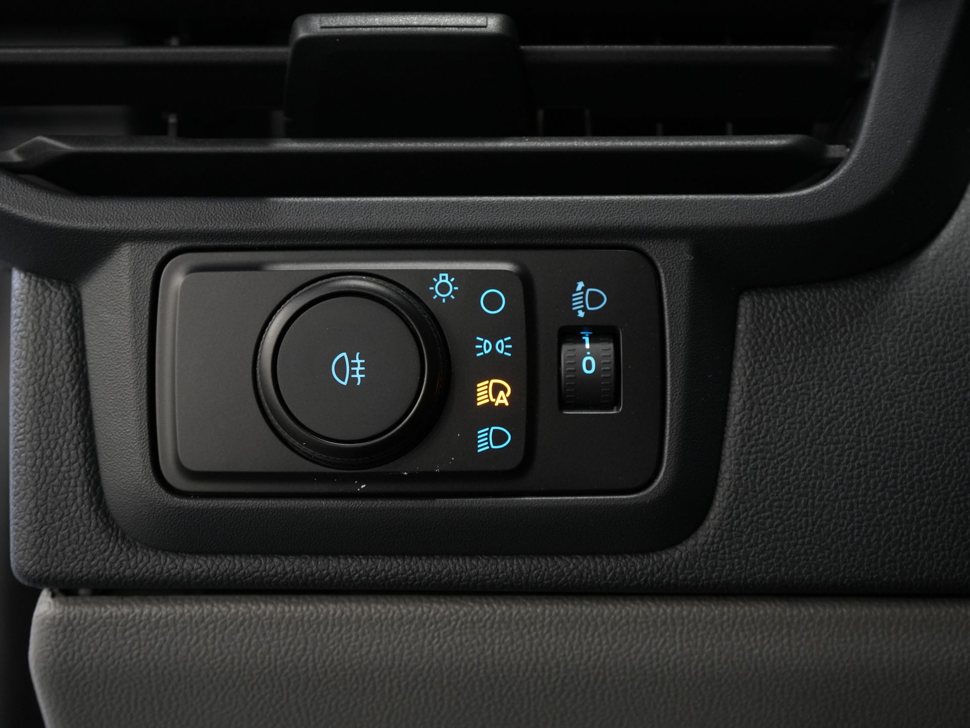 Ford E-Transit Custom Furgoneta 320 Trend 65 kWh 330 km WLTP LED/ Cargador rápido/ 2,3 t de capacidad de remolque/ Dirección asistida/ Asientos calefactables/ Carplay/ Climatizador/ Cámara/ PDC/ Control de crucero