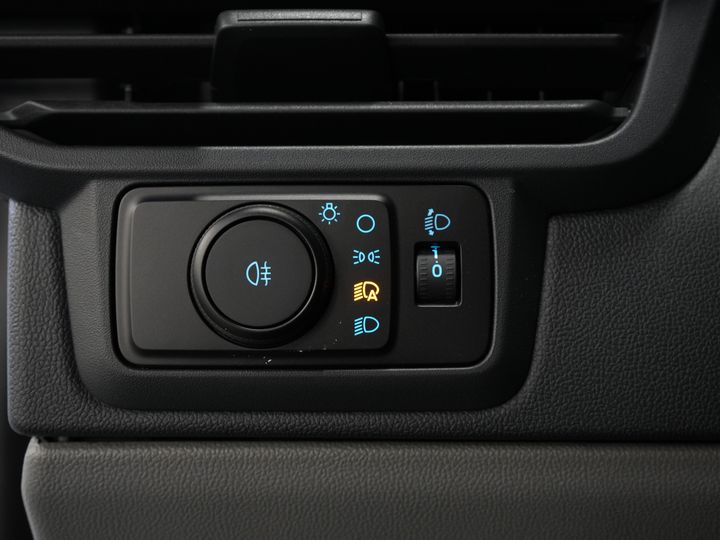 Ford E-Transit Custom Furgoneta 320 Trend 65 kWh 330 km WLTP LED/ Cargador rápido/ 2,3 t de capacidad de remolque/ Dirección asistida/ Asientos calefactables/ Carplay/ Climatizador/ Cámara/ PDC/ Control de crucero