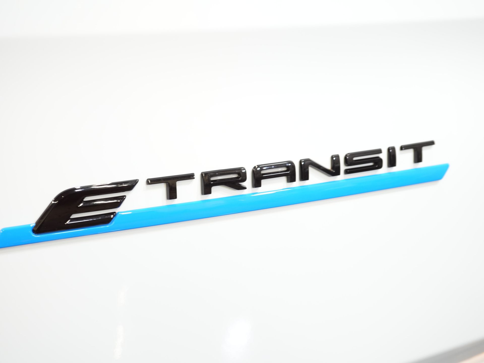 Ford E-Transit Custom Furgoneta 320 Trend 65 kWh 330 km WLTP LED/ Cargador rápido/ 2,3 t de capacidad de remolque/ Dirección asistida/ Asientos calefactables/ Carplay/ Climatizador/ Cámara/ PDC/ Control de crucero