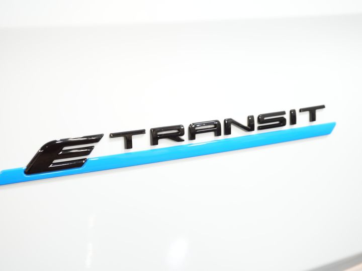 Ford E-Transit Custom Furgoneta 320 Trend 65 kWh 330 km WLTP LED/ Cargador rápido/ 2,3 t de capacidad de remolque/ Dirección asistida/ Asientos calefactables/ Carplay/ Climatizador/ Cámara/ PDC/ Control de crucero