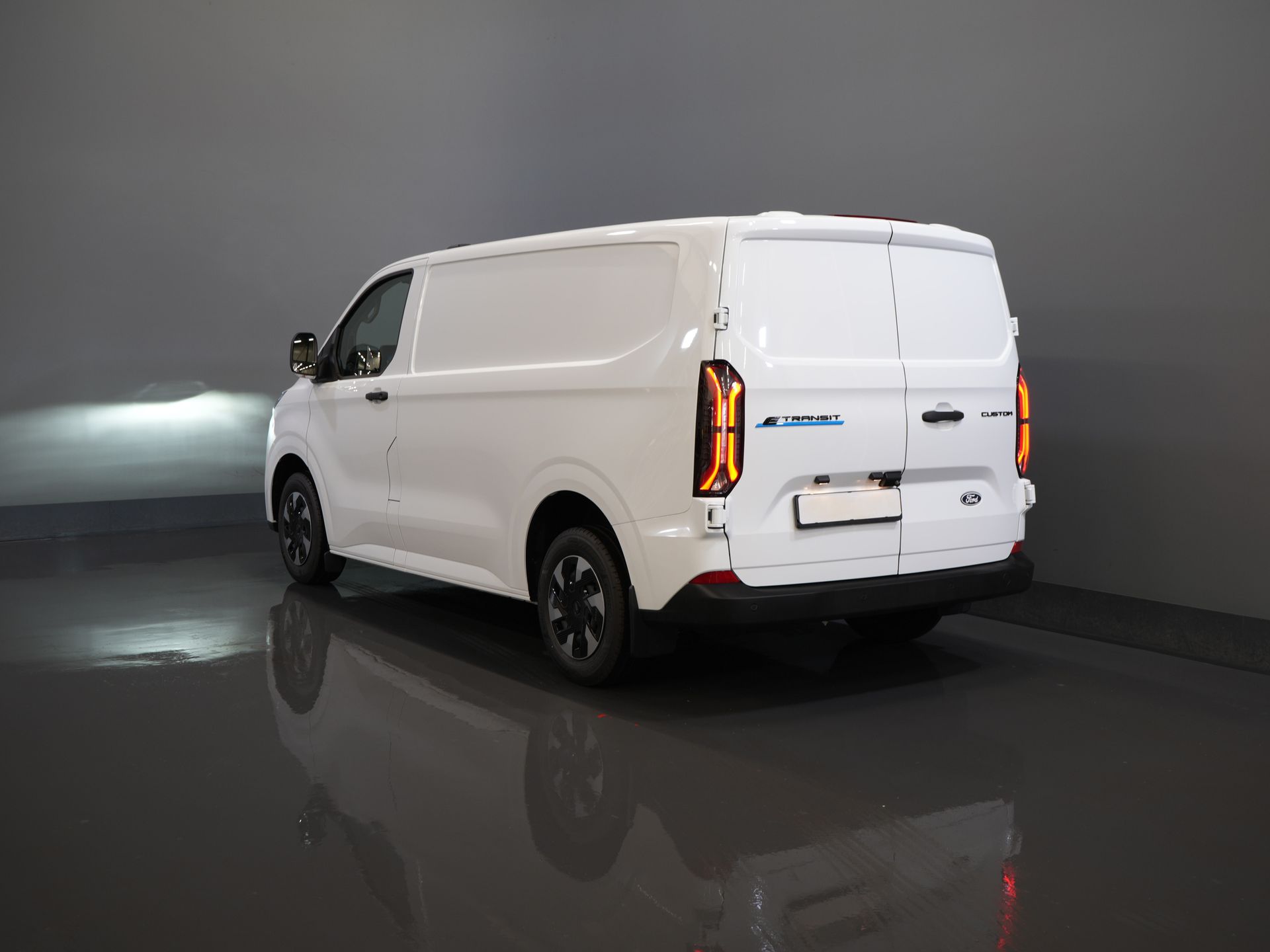 Ford E-Transit Custom Furgoneta 320 Trend 65 kWh 330 km WLTP LED/ Cargador rápido/ 2,3 t de capacidad de remolque/ Dirección asistida/ Asientos calefactables/ Carplay/ Climatizador/ Cámara/ PDC/ Control de crucero