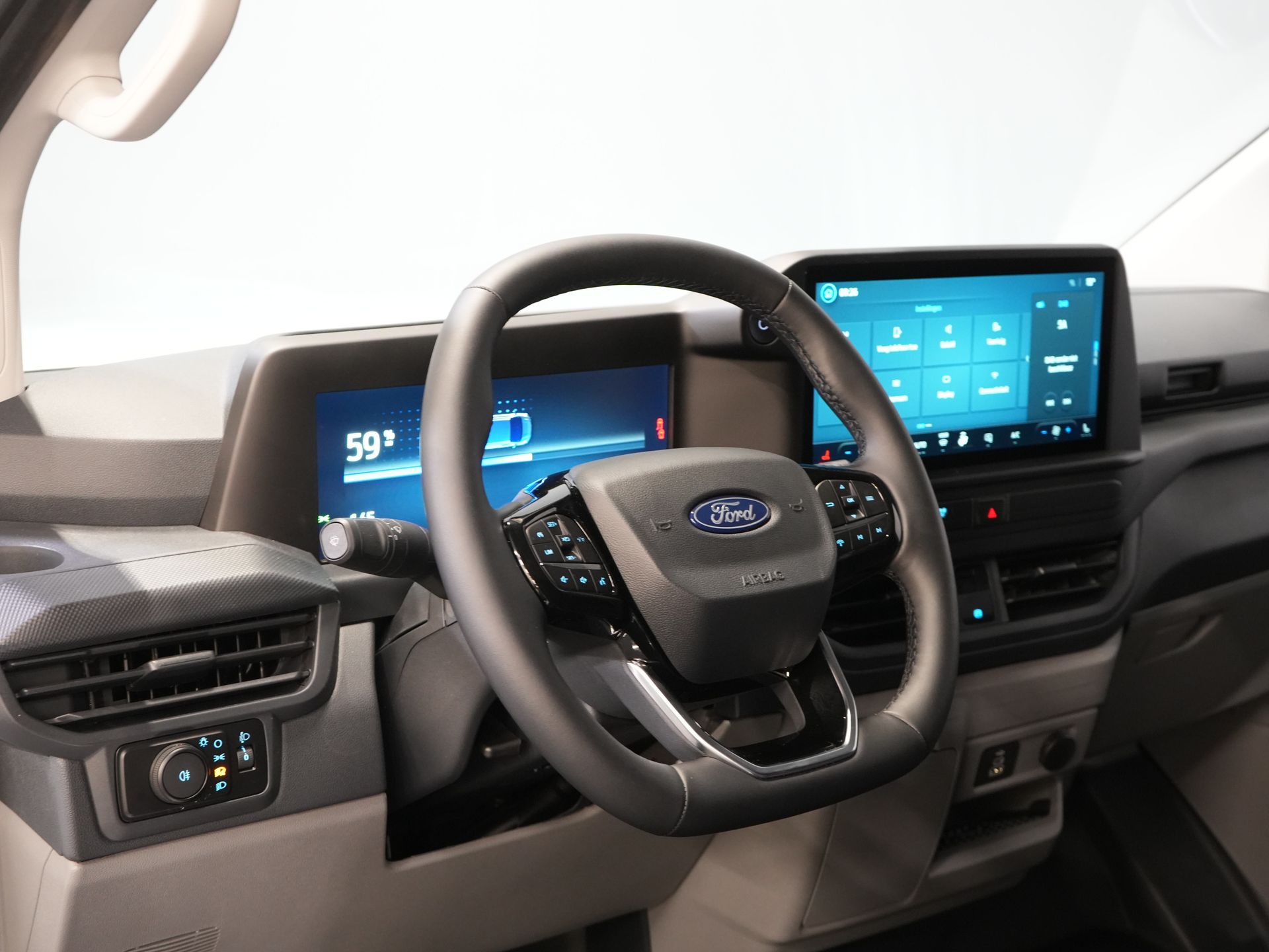 Ford E-Transit Custom Furgoneta 320 Trend 65 kWh 330 km WLTP LED/ Cargador rápido/ 2,3 t de capacidad de remolque/ Dirección asistida/ Asientos calefactables/ Carplay/ Climatizador/ Cámara/ PDC/ Control de crucero