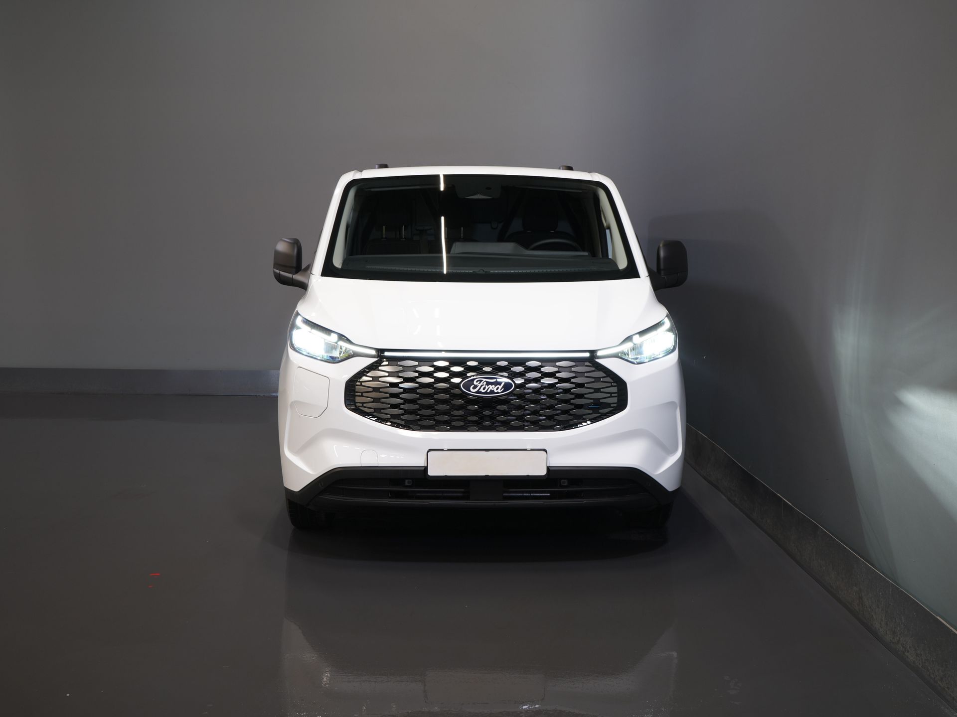 Ford E-Transit Custom Furgoneta 320 Trend 65 kWh 330 km WLTP LED/ Cargador rápido/ 2,3 t de capacidad de remolque/ Dirección asistida/ Asientos calefactables/ Carplay/ Climatizador/ Cámara/ PDC/ Control de crucero