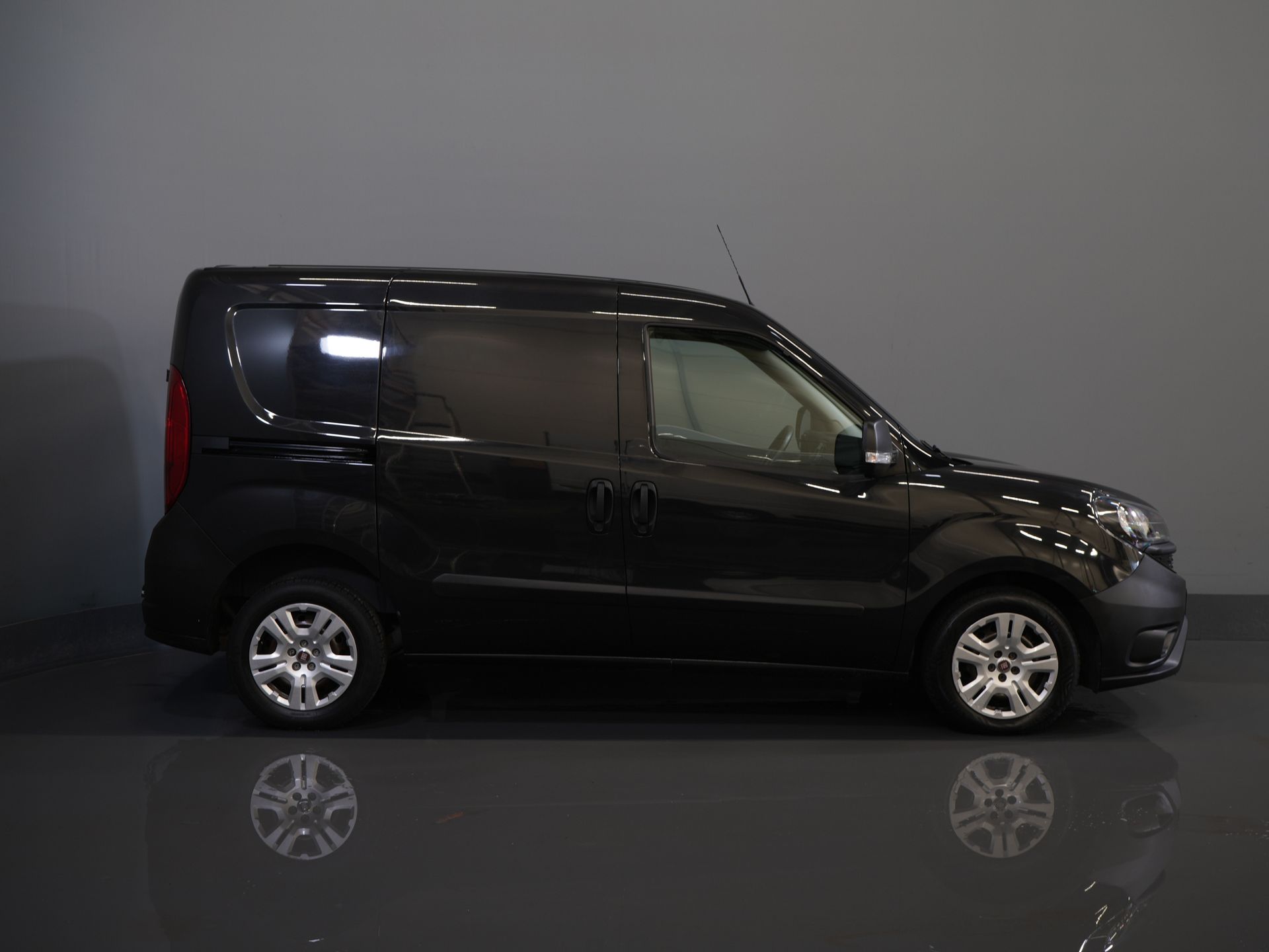 Fiat Doblò Bestelbus Cargo 1.6 MJ 105 pk NL Auto/ 3Pers./ Airco/ Navi/ Cruise/ DAB/ Trekhaak